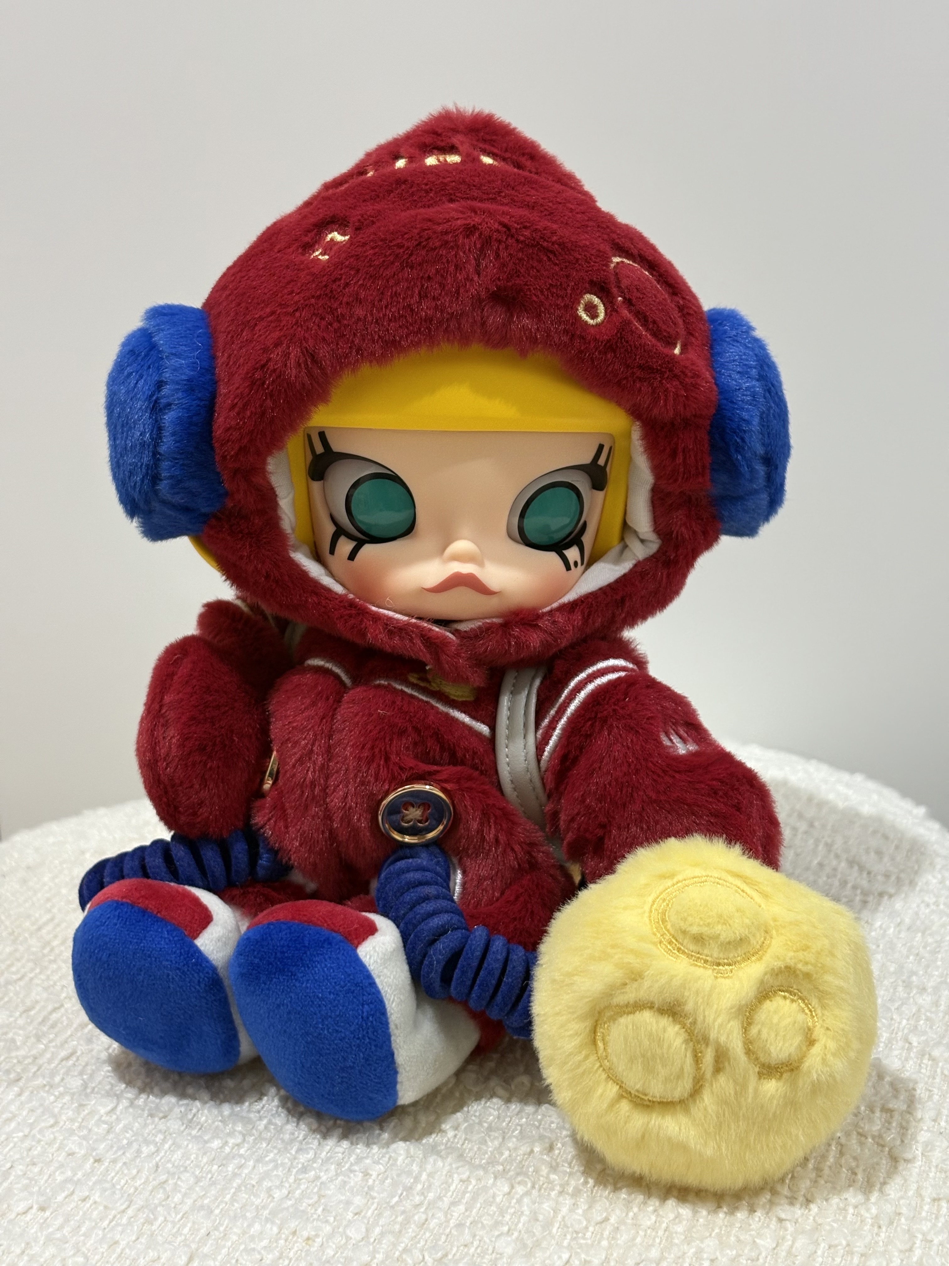 Pop Mart Molly Hello, Moon 1/8 Action Figure 착용 스타일 - 1