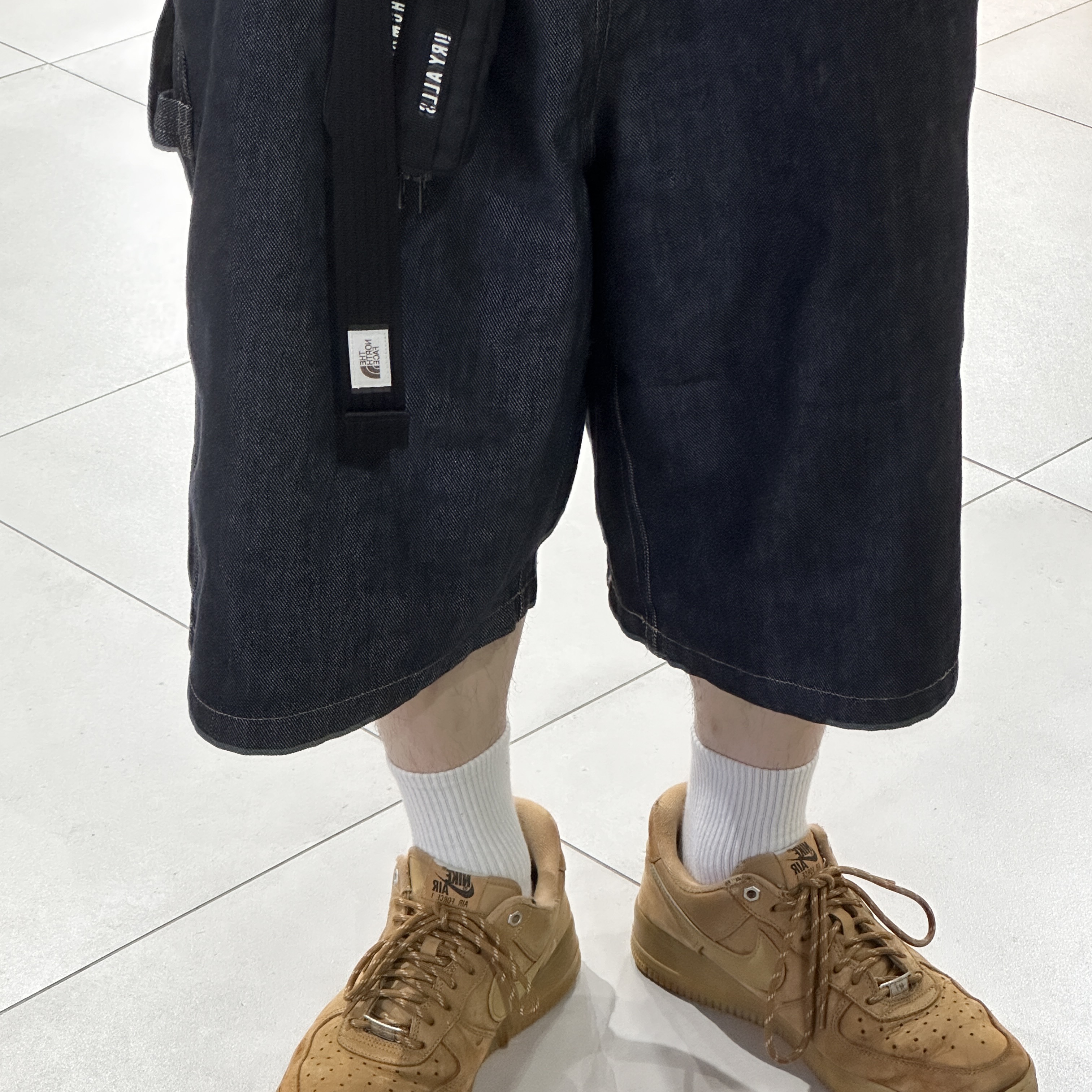 The North Face Carpenter Bermuda Shorts Dark Gray 착용 스타일