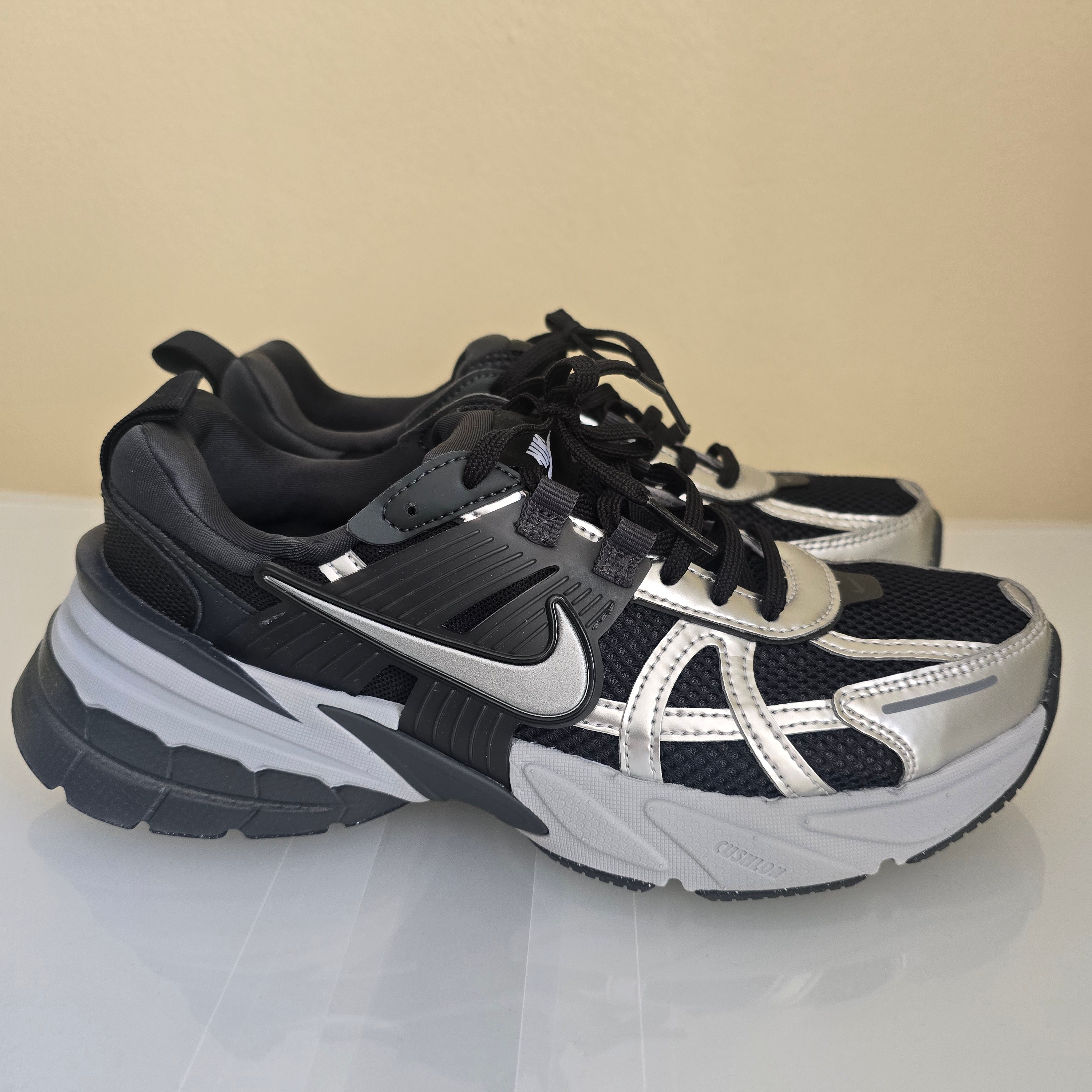 (W) Nike V2K Run Black Dark Smoke Grey 착용 스타일 - 2