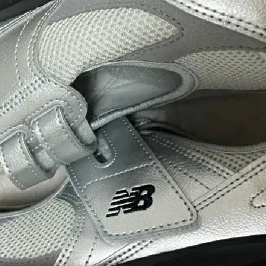 (W) New Balance Breeze SD2202 Metalic Silver 착용 스타일