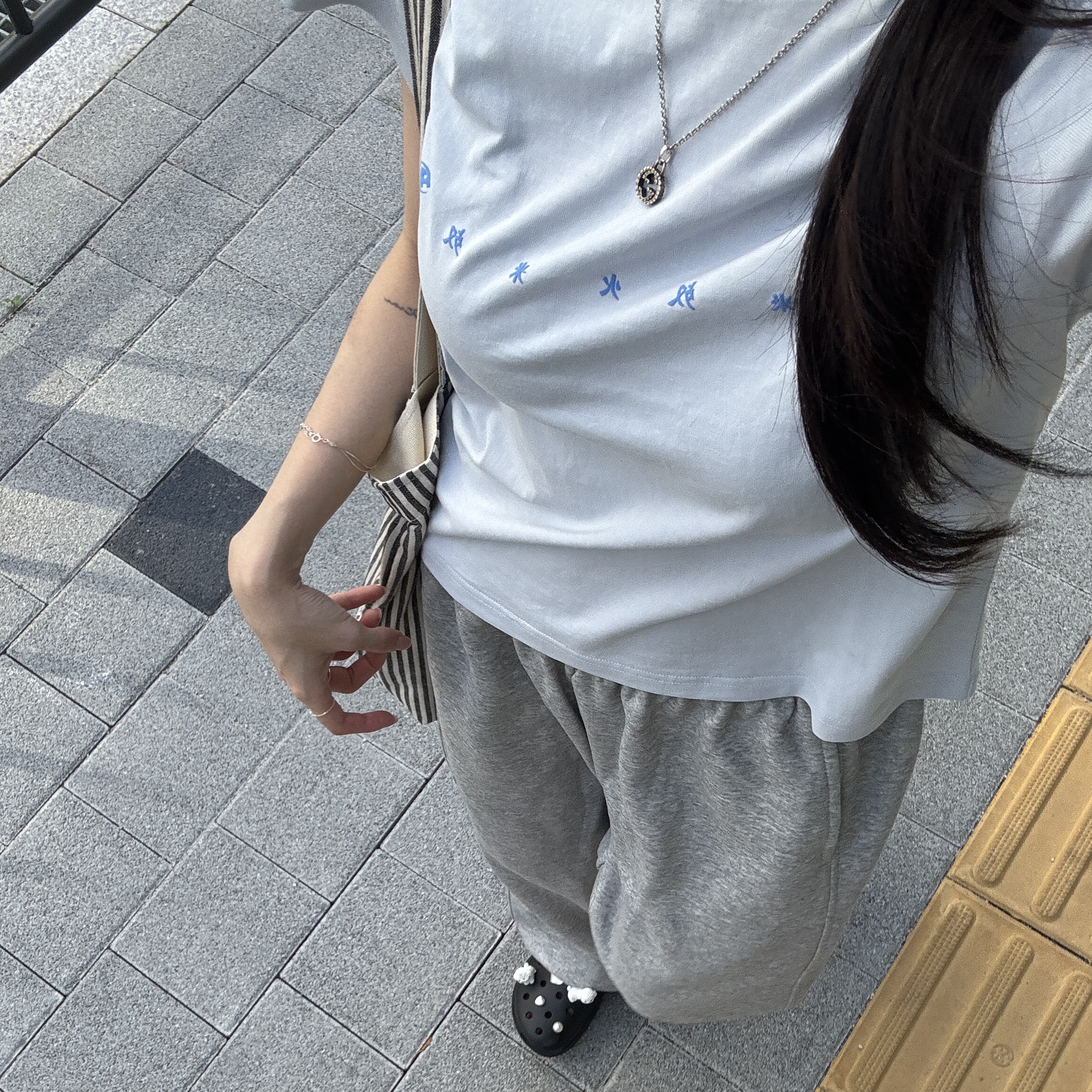 Sansan Gear Chan T-Shirt Ice Grey, (W) Crocs Classic Platform Clog Black 착용 스타일