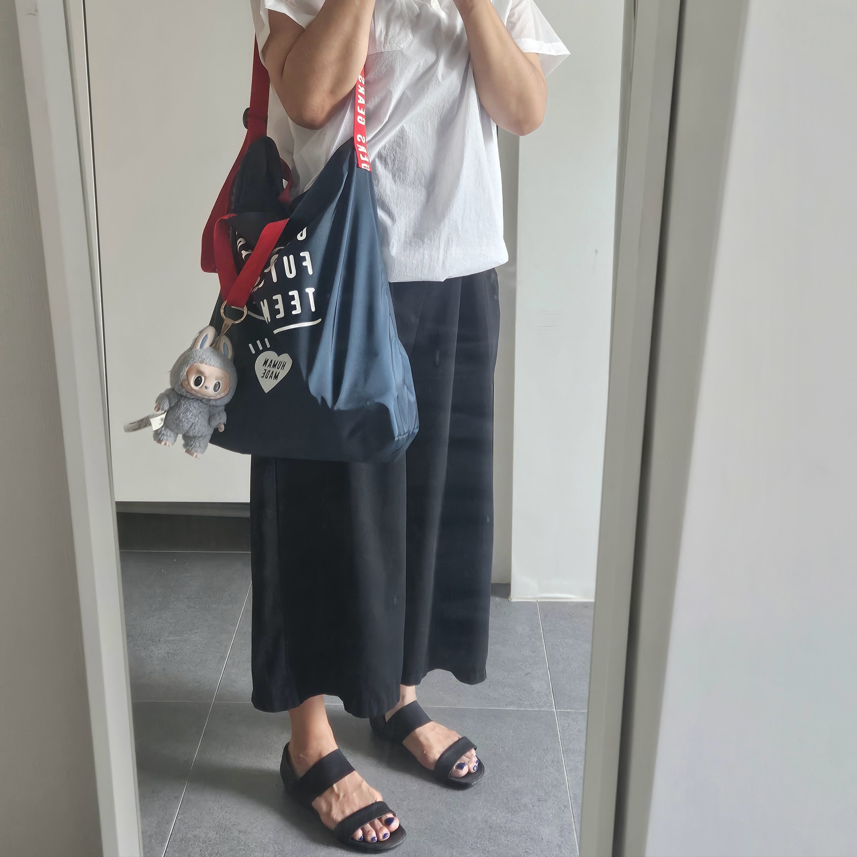 Pop Mart Labubu The Monsters Labubu Tasty Macarons Series Sea Salt Coconut Keyring, Human Made Shoulder Tote Bag Navy 착용 스타일 - 4