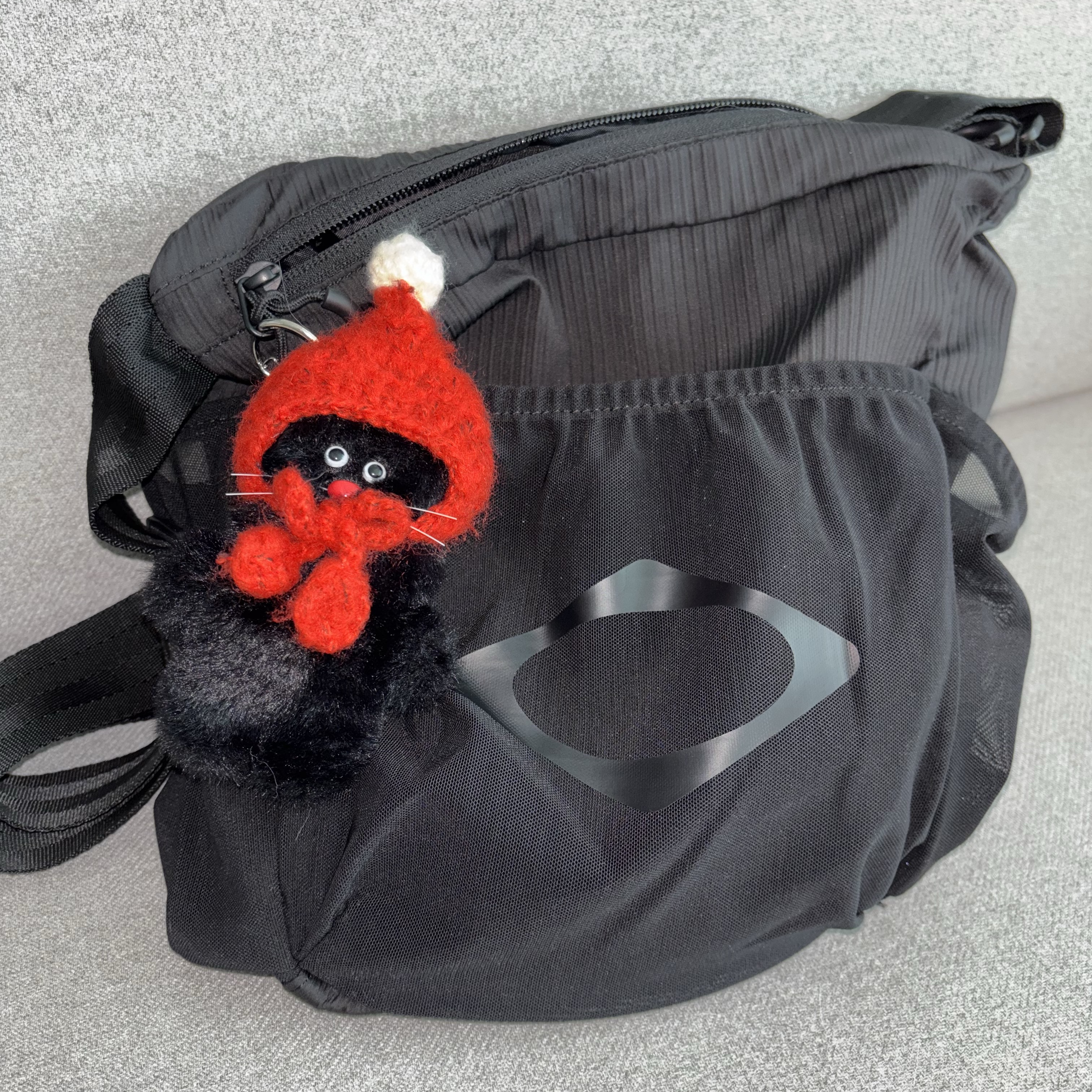 Mischief Mesh Pocket Cross Bag Black 착용 스타일 - 3