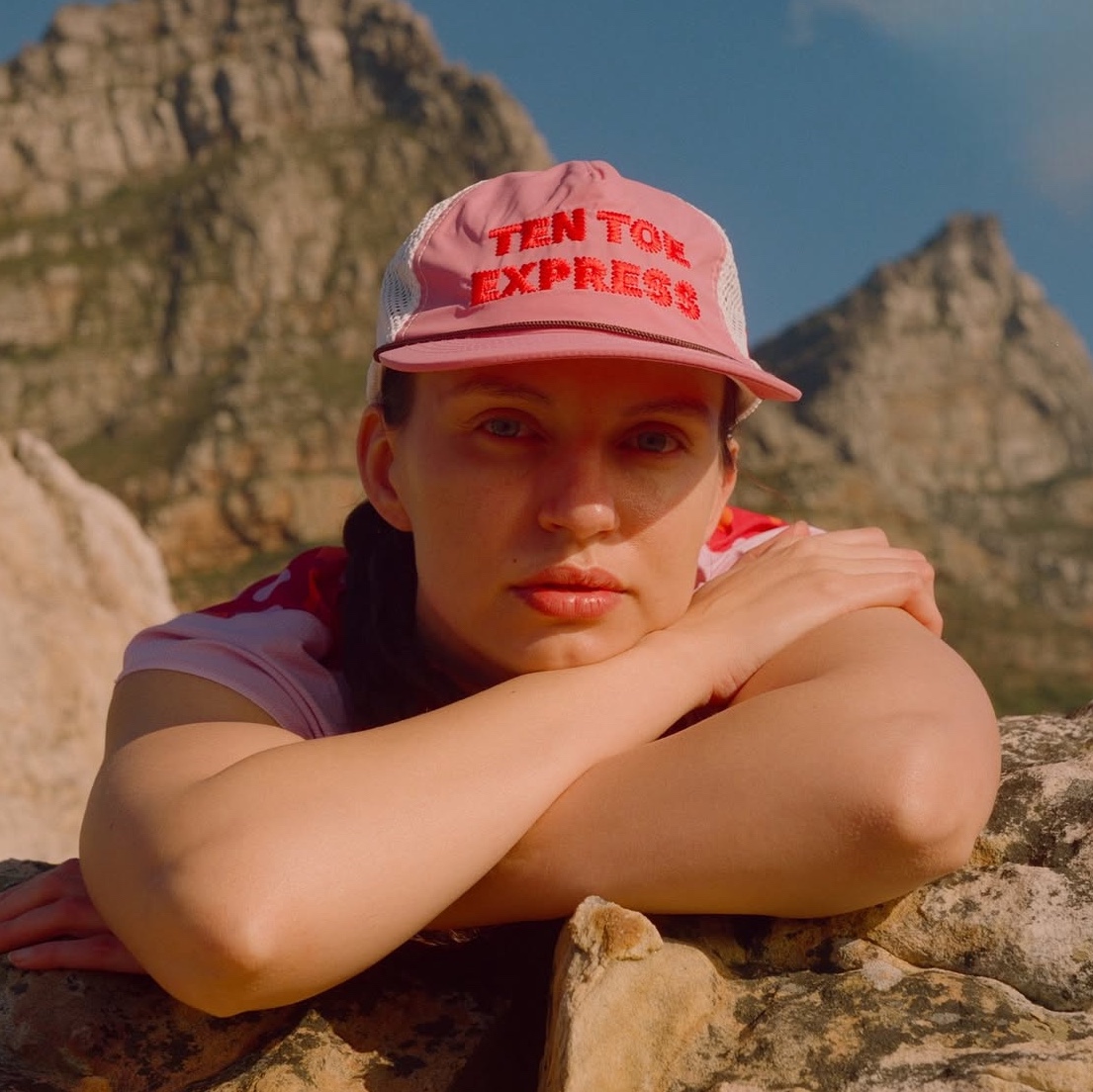 Alex Zono Ten Toe Express Trucker Hat Pink 착용 스타일 - 1