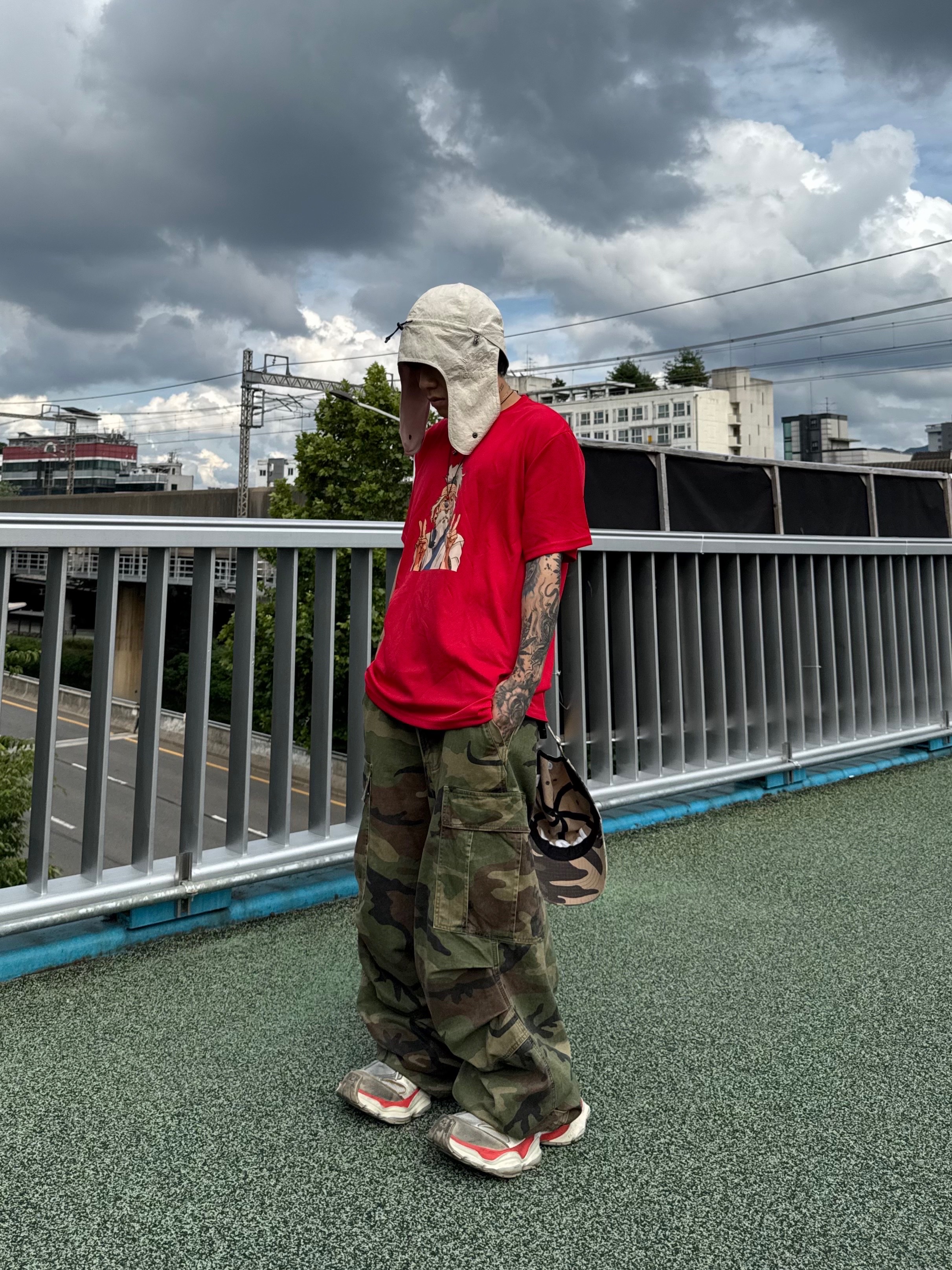 NOD Stone Washed Cargo Pants Camo, Balenciaga Cargo Sneakers White Grey 착용 스타일 - 2