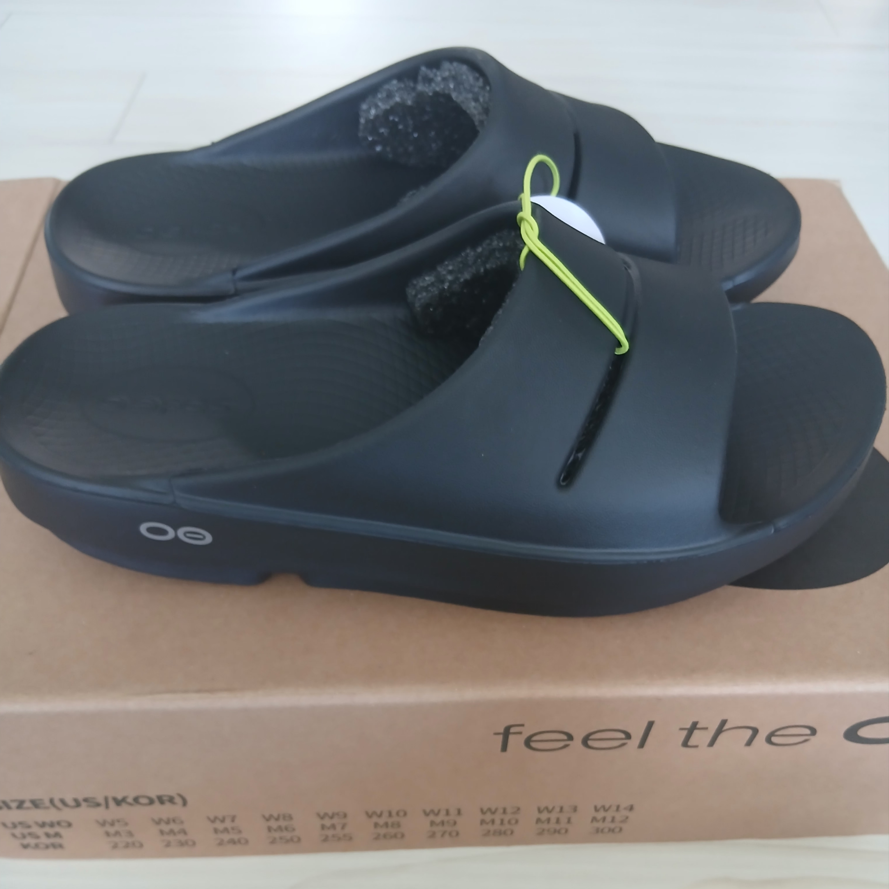Oofos Ooahh Slide Black 착용 스타일 - 4