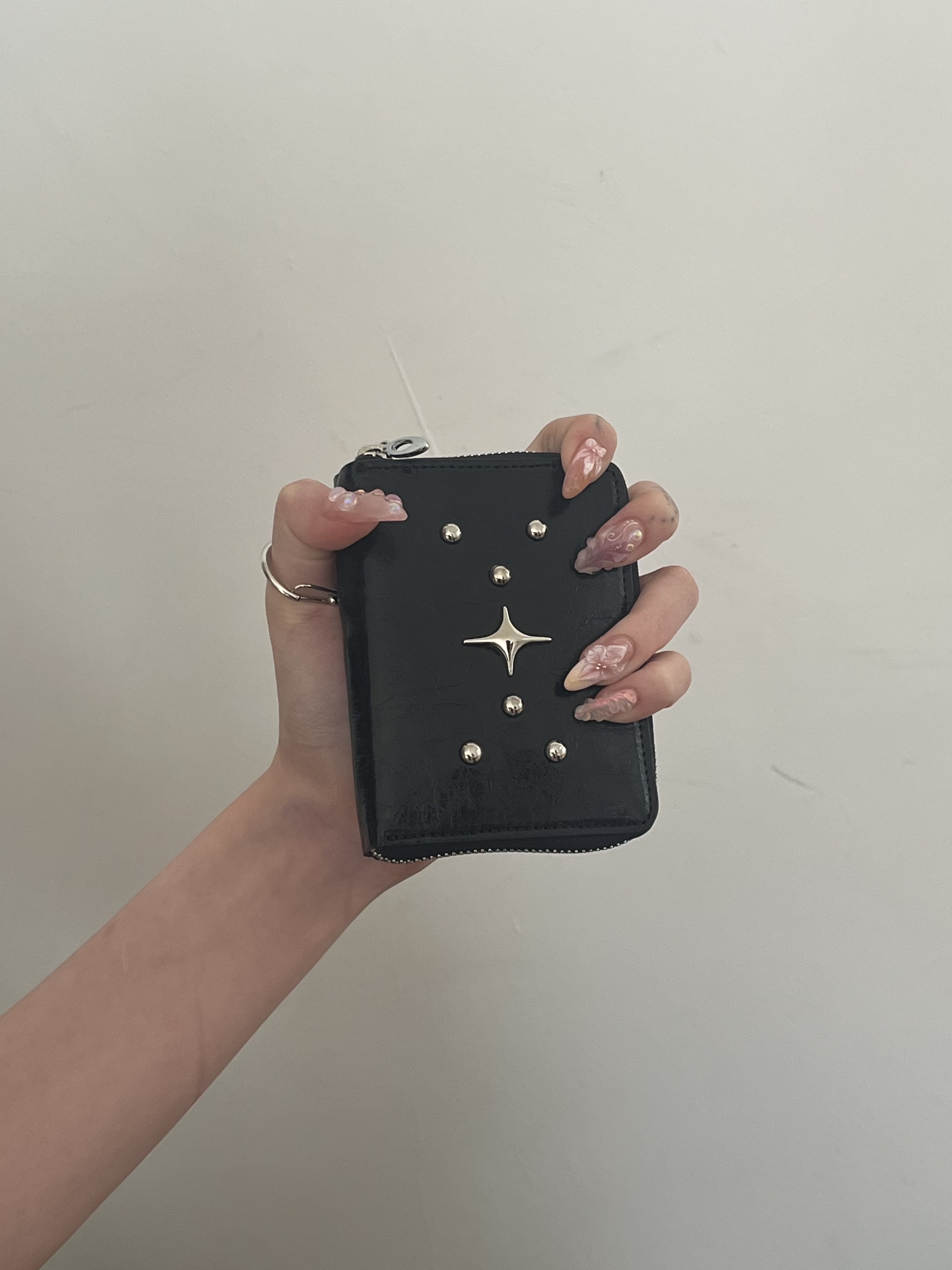 For Appeal Stud Zipper Card Wallet Black 착용 스타일