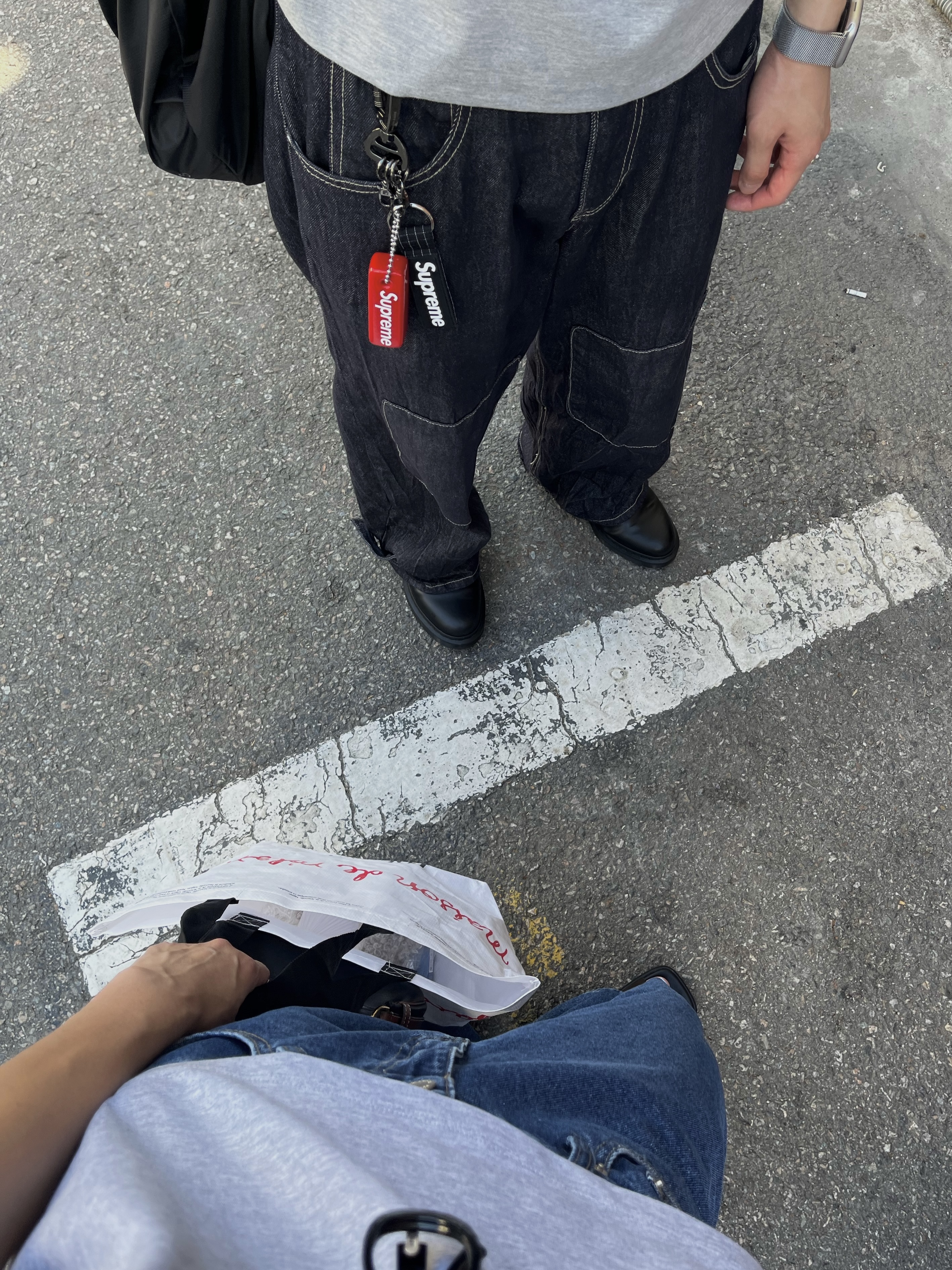Celine Medium Ava Strap Bag in Smooth Calfskin Black Tan, Supreme Floating Keychain Red - 23FW 착용 스타일 - 8