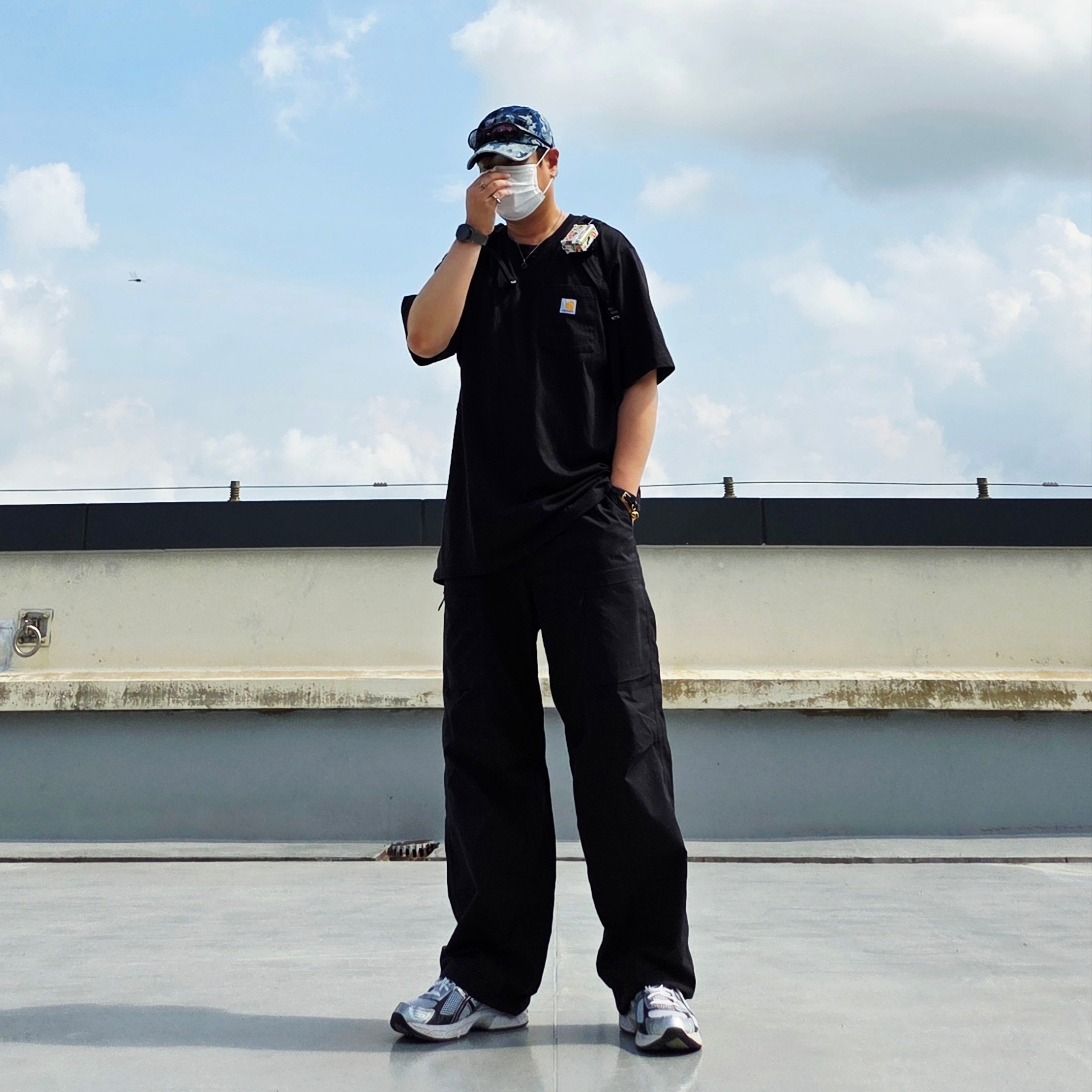 Salomon Trailblazer 20 Black, Carhartt Loose Fit Heavyweight Regular Short Sleeve Pocket T-Shirt Black 착용 스타일 - 3