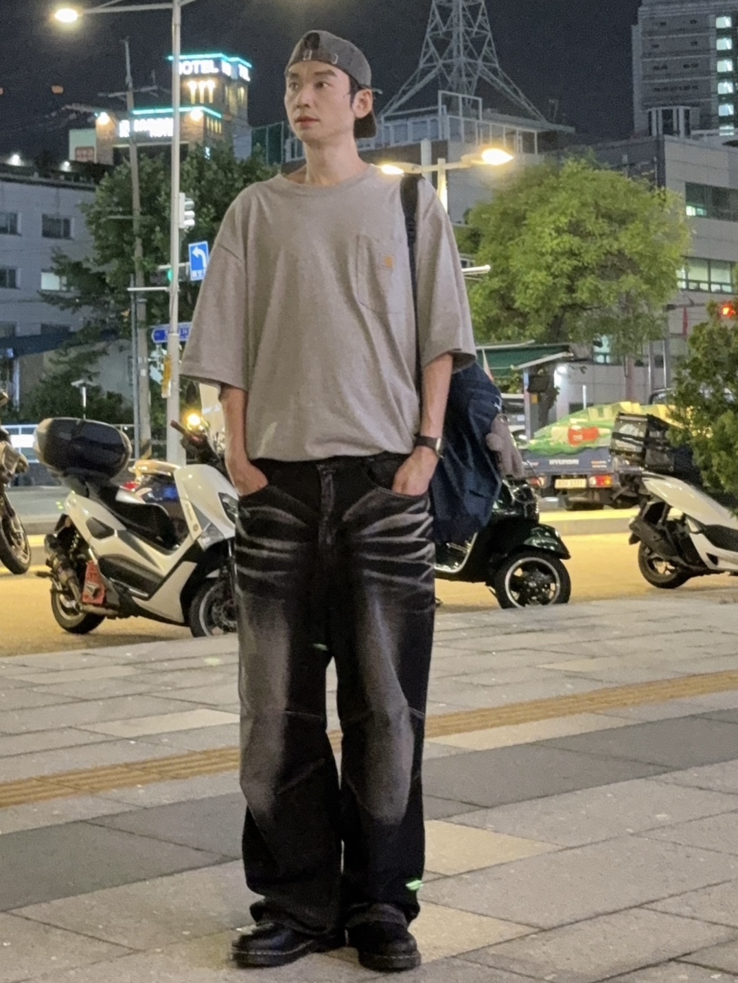 Dr. Martens 1461 Ambassador Black, BLR Embossed Wave Washing Wide Denim Pants Black 착용 스타일 - 1