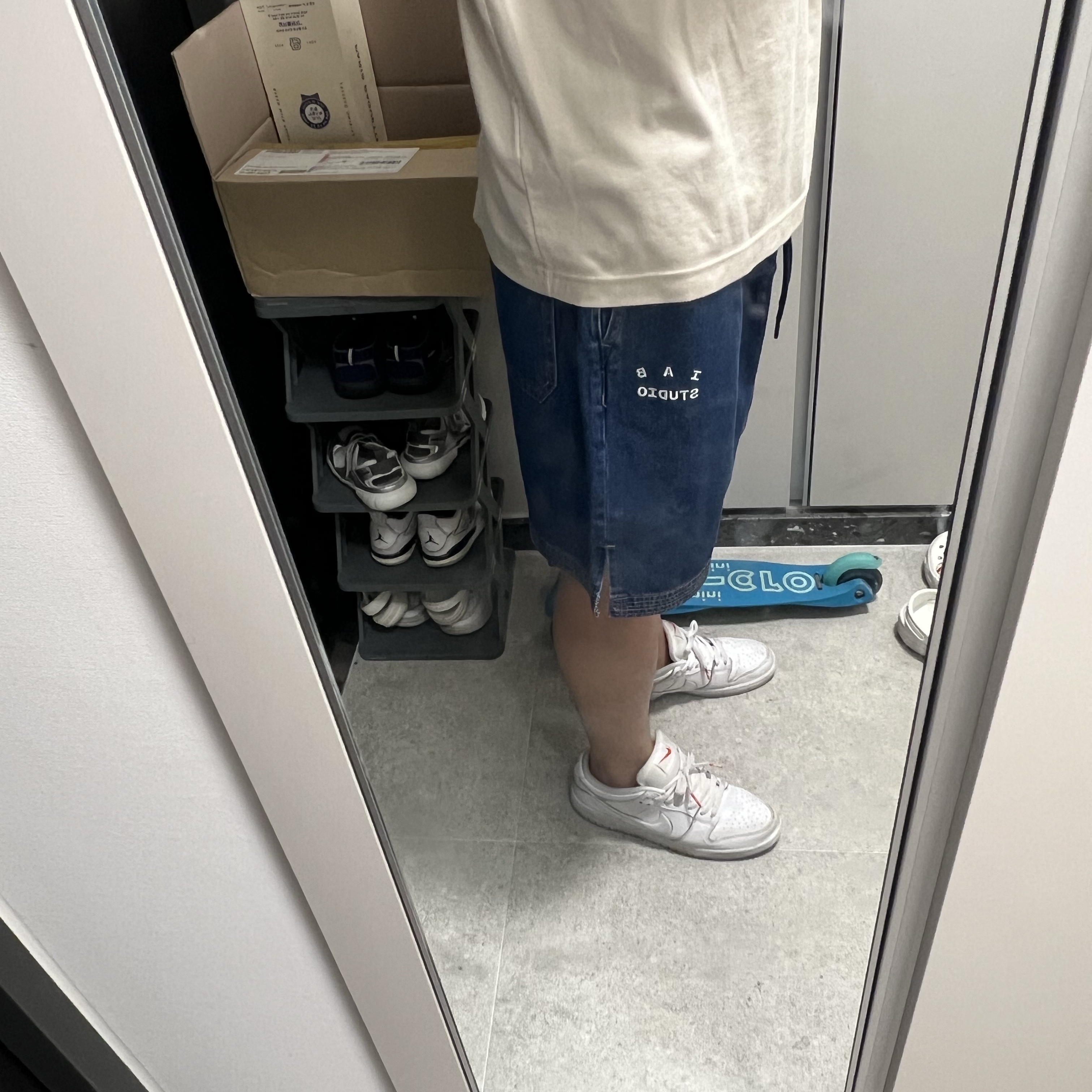 IAB Studio Denim Shorts Deep Blue 착용 스타일