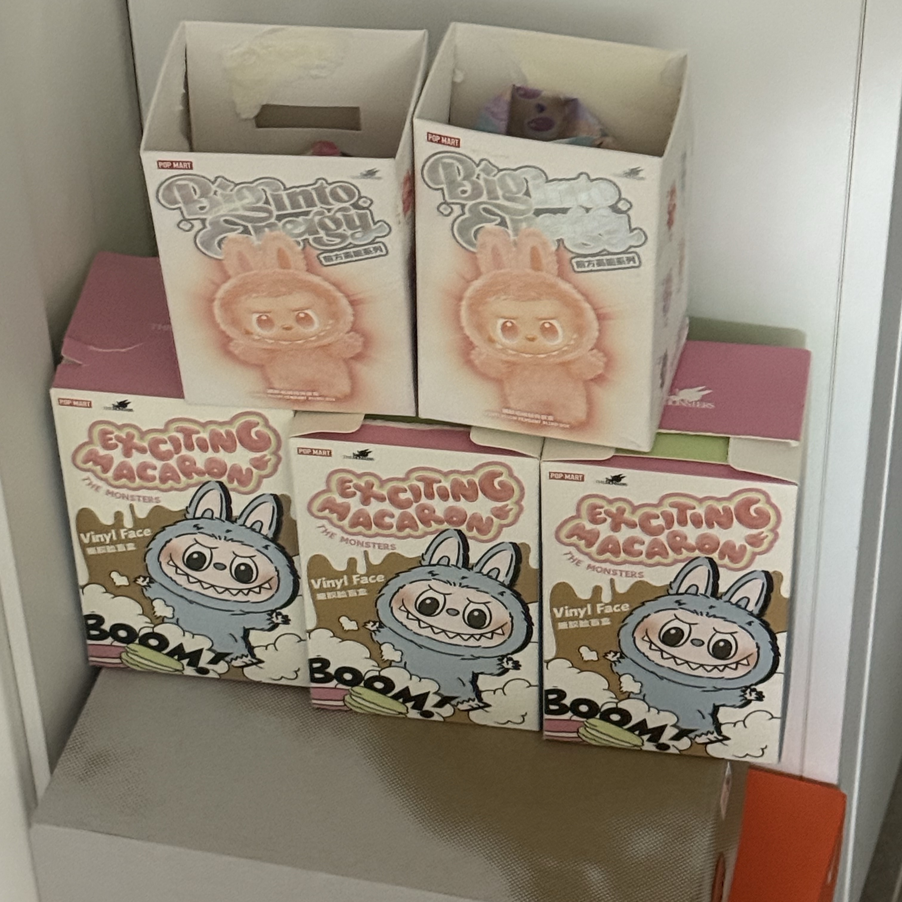 Pop Mart Labubu The Monsters Highlight Series Sealed Case (Bundle of 2/1 Blind Box), Pop Mart The Monsters Labubu Tasty Macarons Series Sealed Case (Bundle of 3/1 Blind Box) 착용 스타일