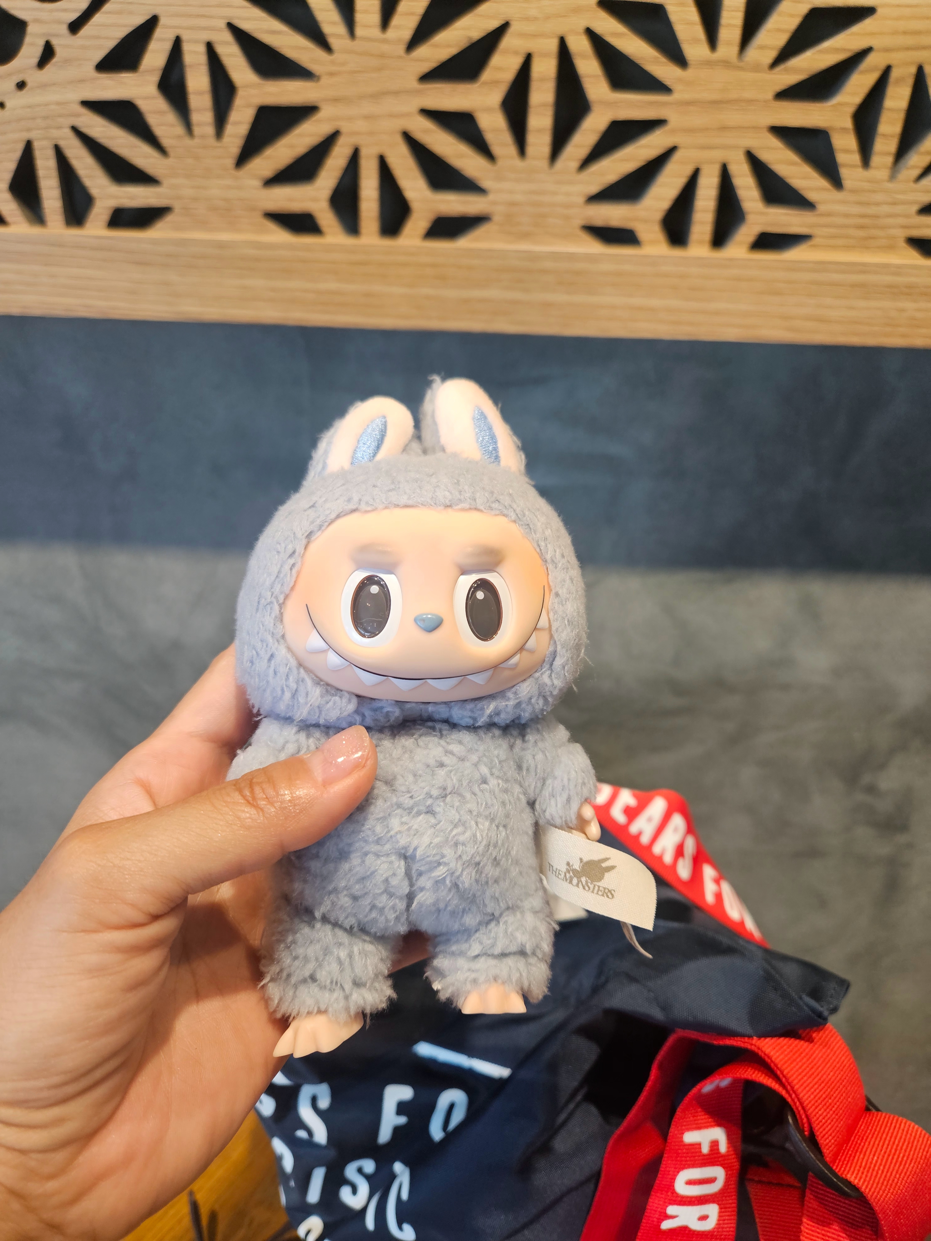Pop Mart Labubu The Monsters Labubu Tasty Macarons Series Sea Salt Coconut Keyring 착용 스타일 - 1