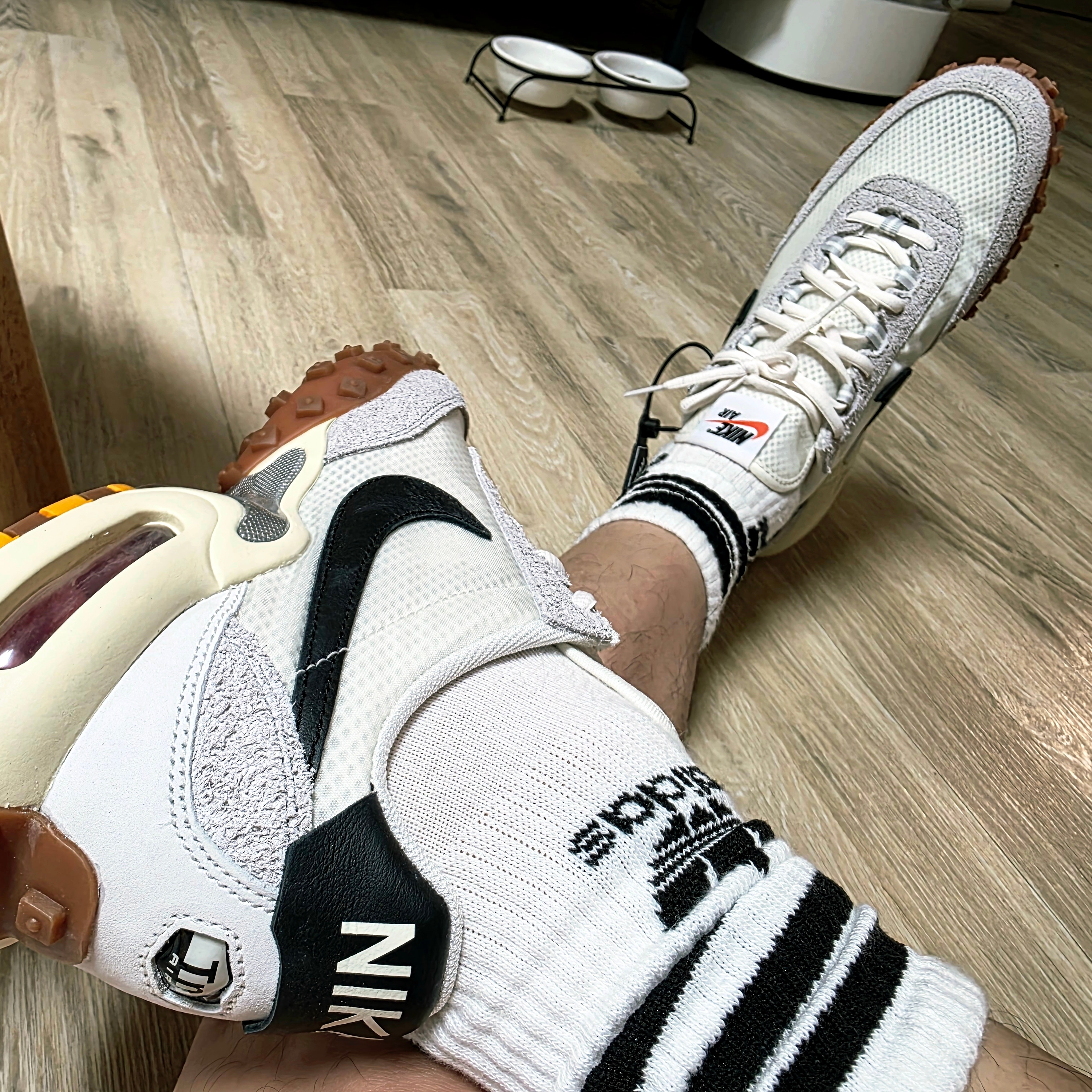 Nike Air Max Waffle Sail and Neutral Grey 착용 스타일