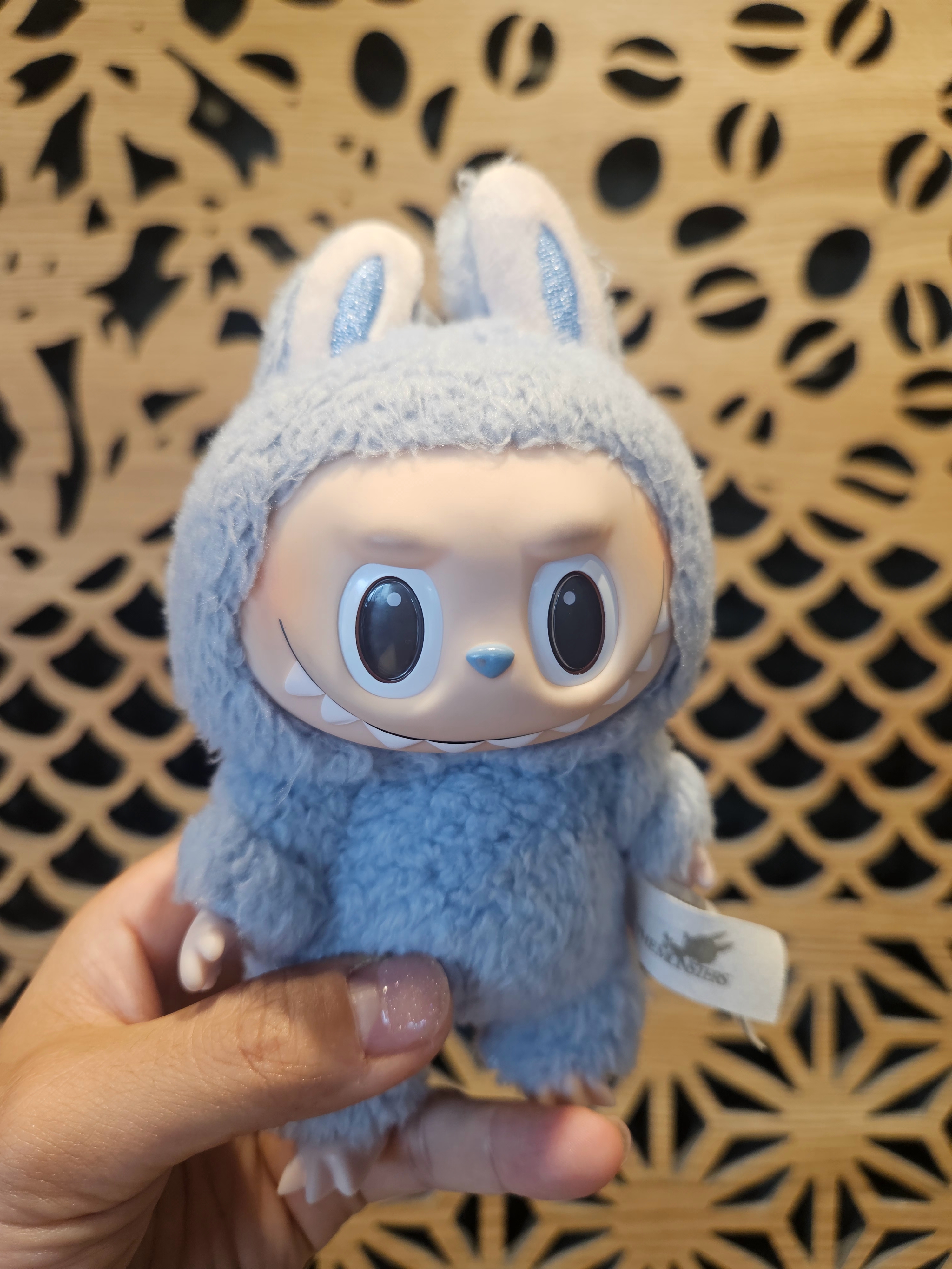 Pop Mart Labubu The Monsters Labubu Tasty Macarons Series Sea Salt Coconut Keyring 착용 스타일 - 3