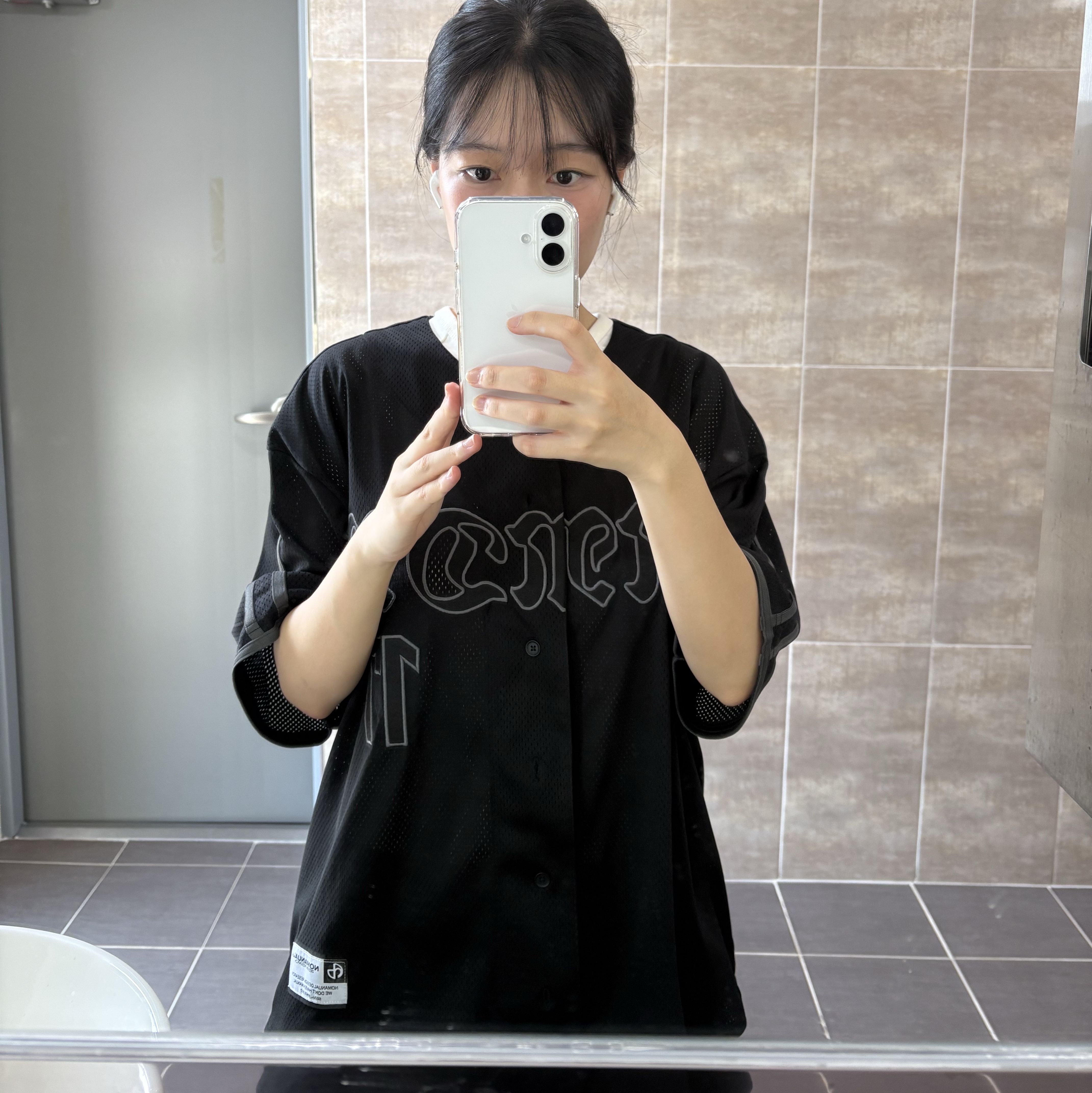 NOMANUAL Smoke Ball Mesh Jersey Black 착용 스타일 - 1