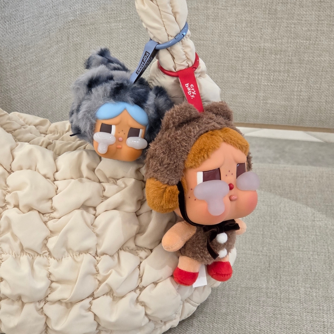 Pop Mart Crybaby Crying Again Series Plush Keyring Love Makes Us Cry (Opened Case), Pop Mart Crybaby Wild But Cutie Series Vinyl Plush Pendant Denim Cutie (Opened Case) 착용 스타일 - 1