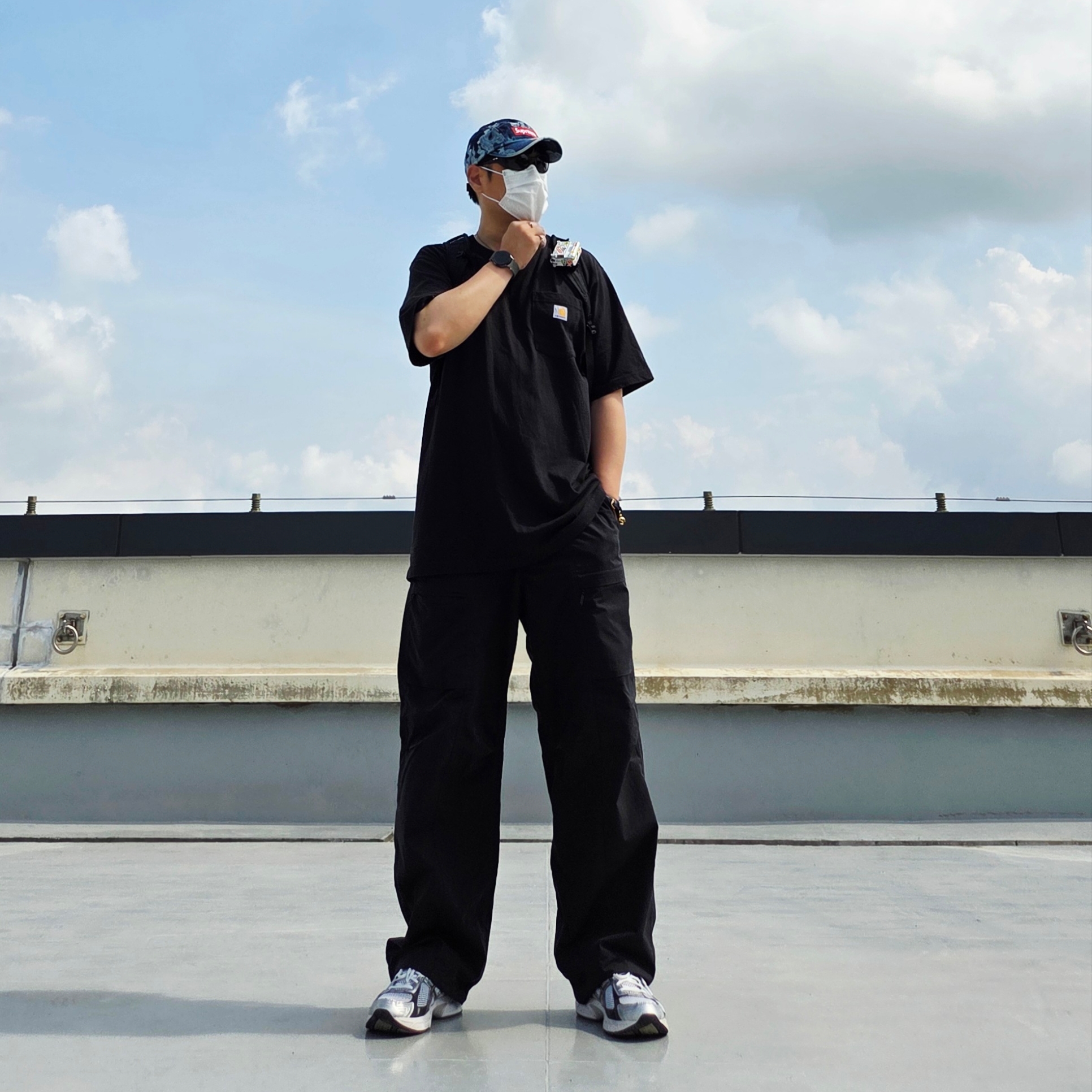 Salomon Trailblazer 20 Black, Carhartt Loose Fit Heavyweight Regular Short Sleeve Pocket T-Shirt Black 착용 스타일 - 4