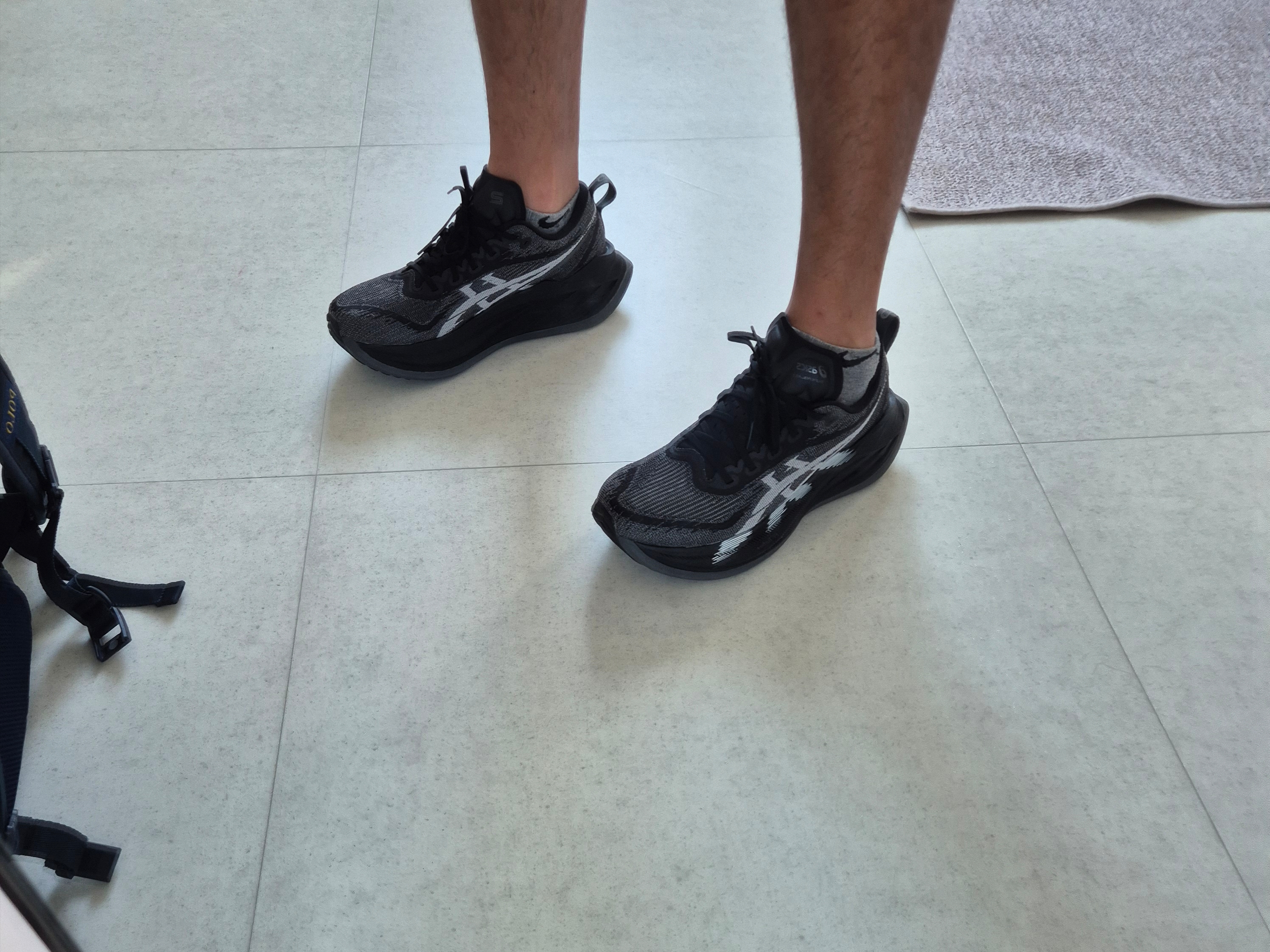 Asics Superblast 2 Black White 착용 스타일 - 1