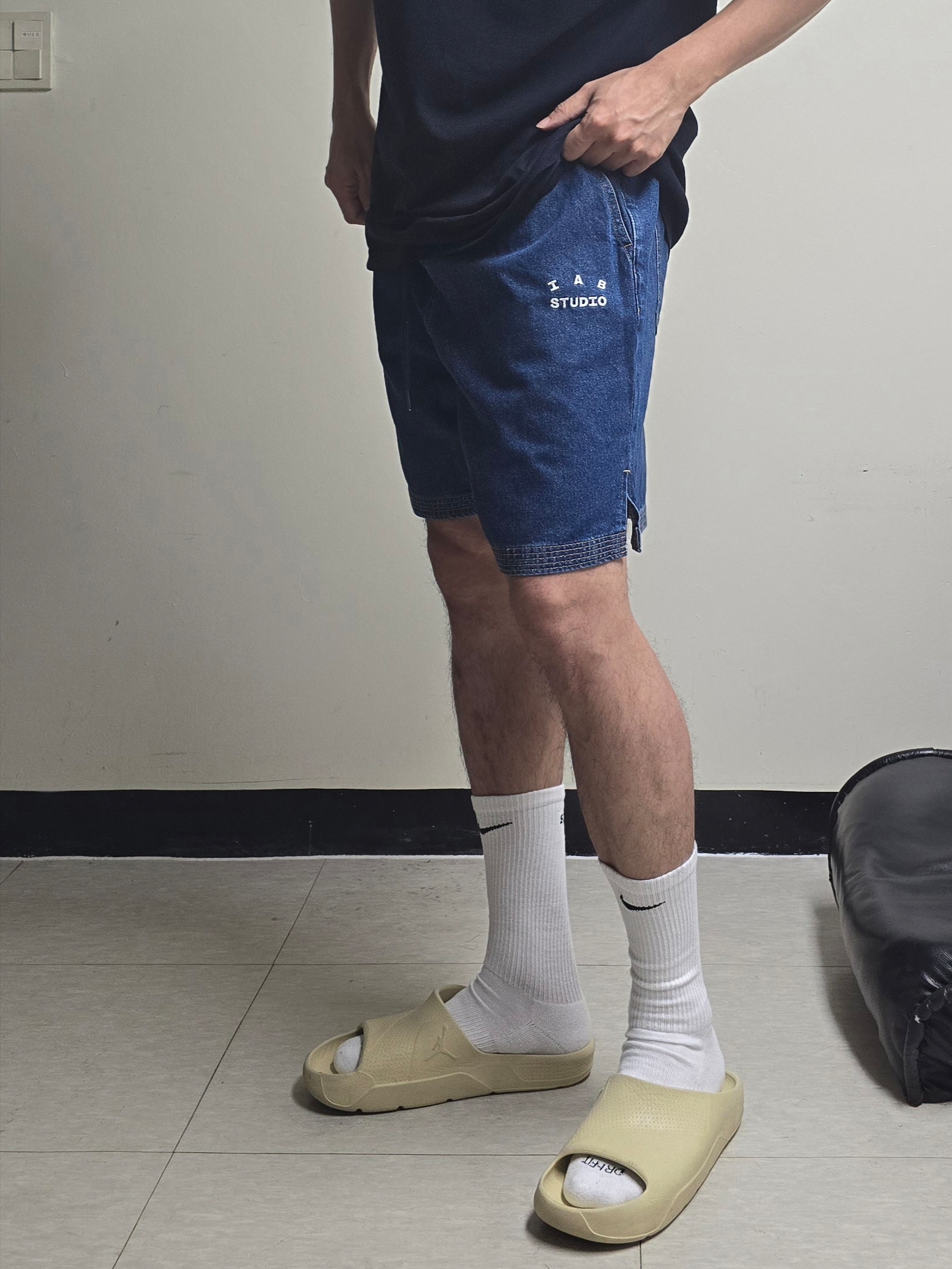 IAB Studio Denim Shorts Deep Blue 착용 스타일 - 1