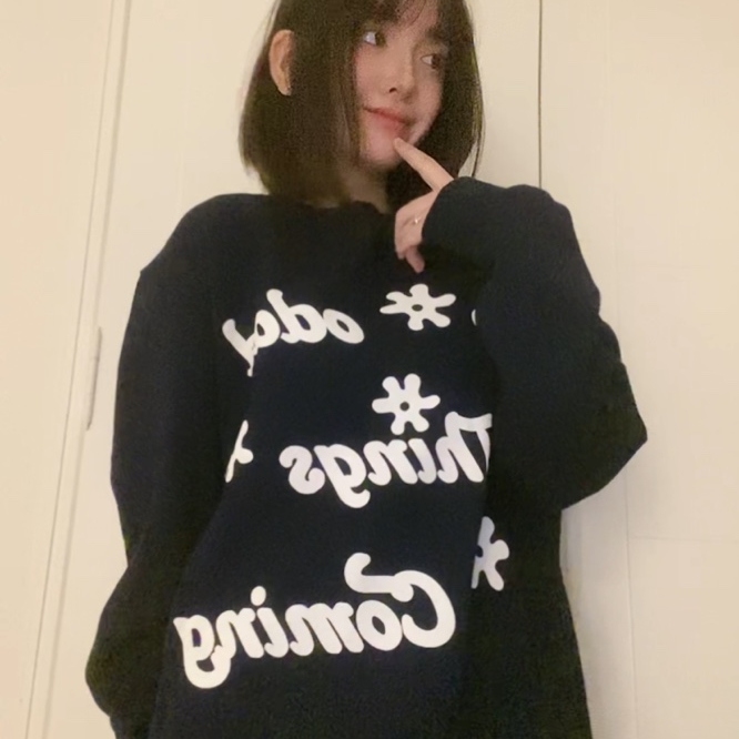 AMOU Lettering With Flower Sweatshirts Cream, AMOU Lettering With Flower Sweatshirts White Gray 착용 스타일 - 1