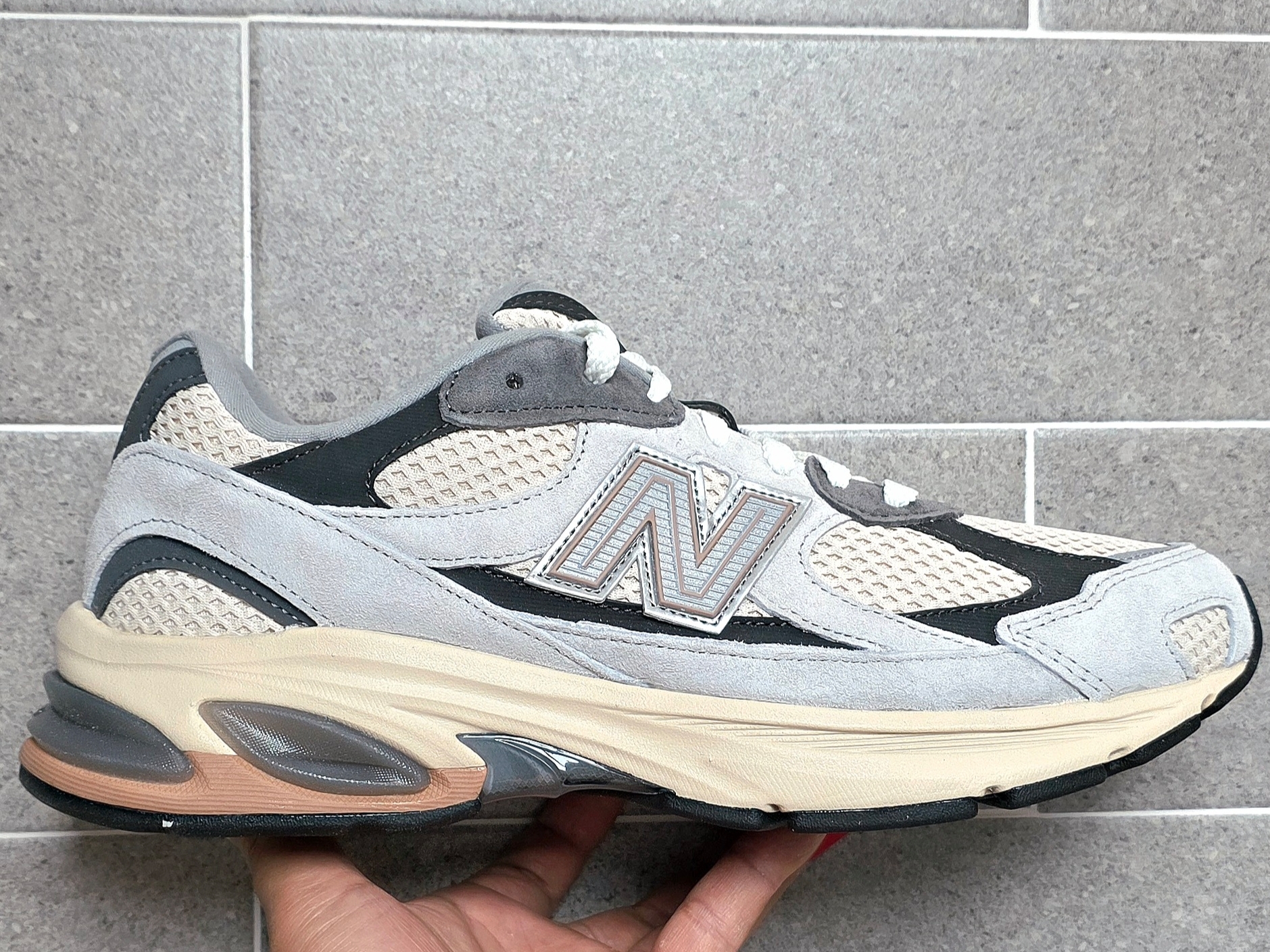 New Balance 2010 Brighton Grey Linen 착용 스타일 - 1