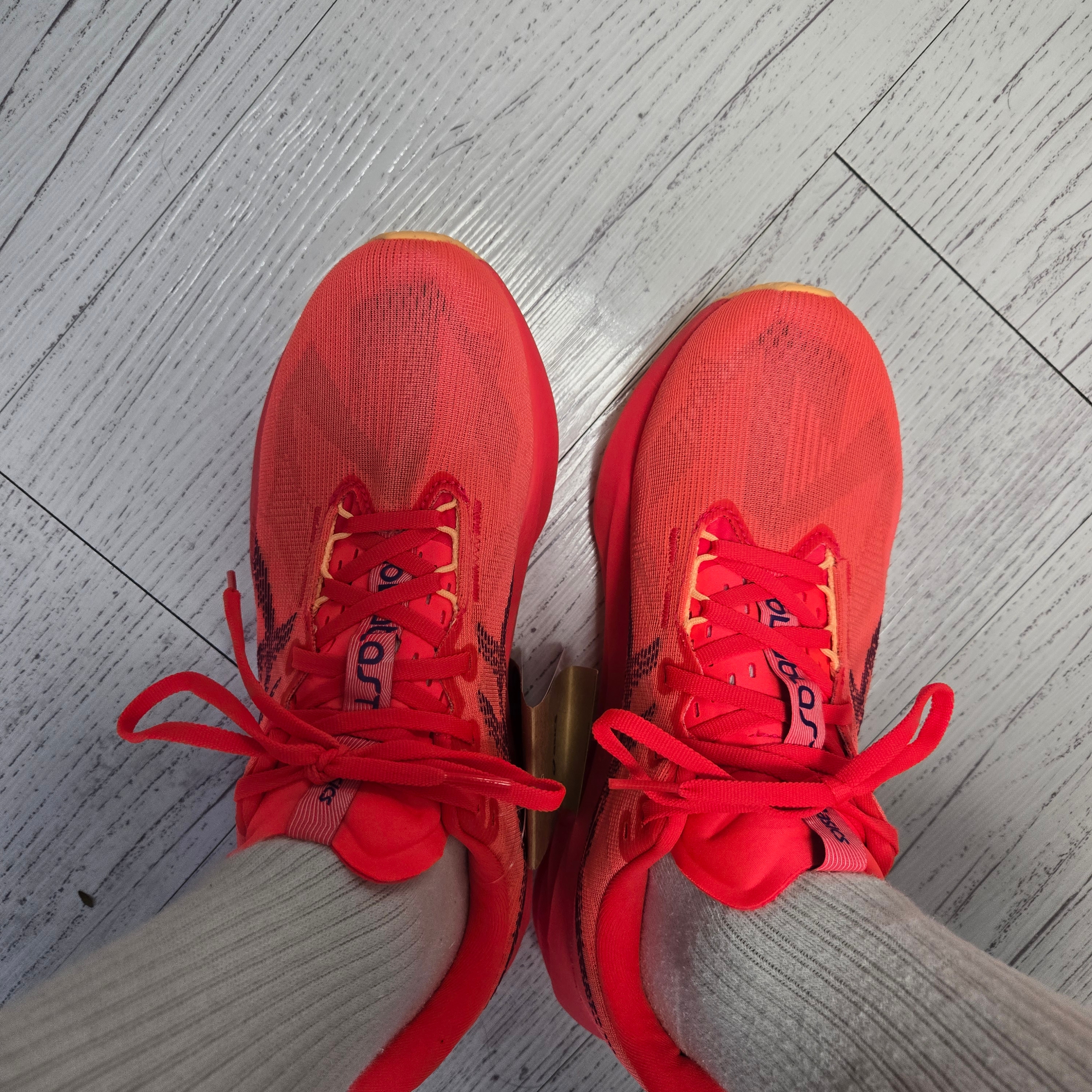 Asics Novablast 5 Flash Red Edo Purple 착용 스타일