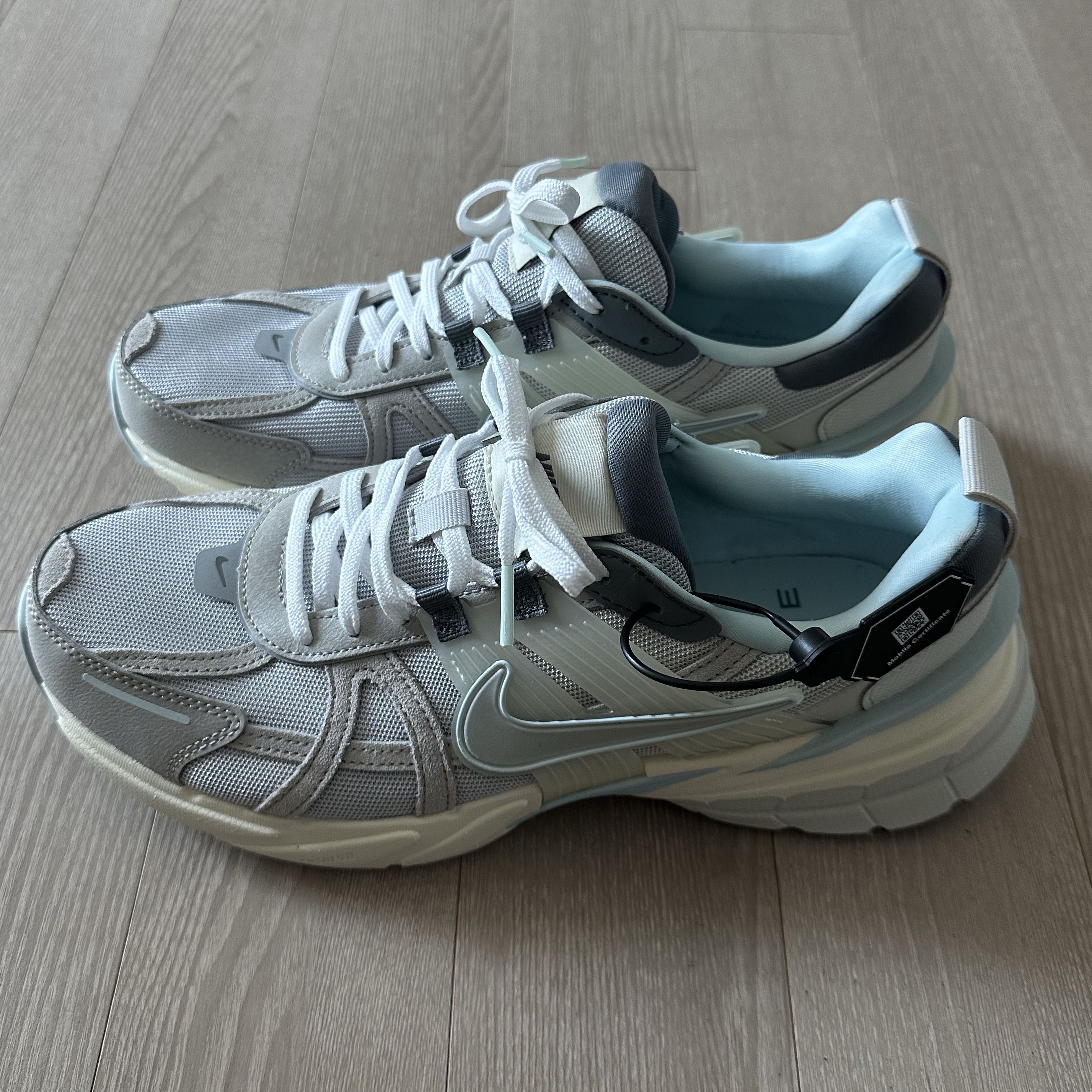 Nike V2K Run Light Bone Metallic Platinum 착용 스타일 - 2