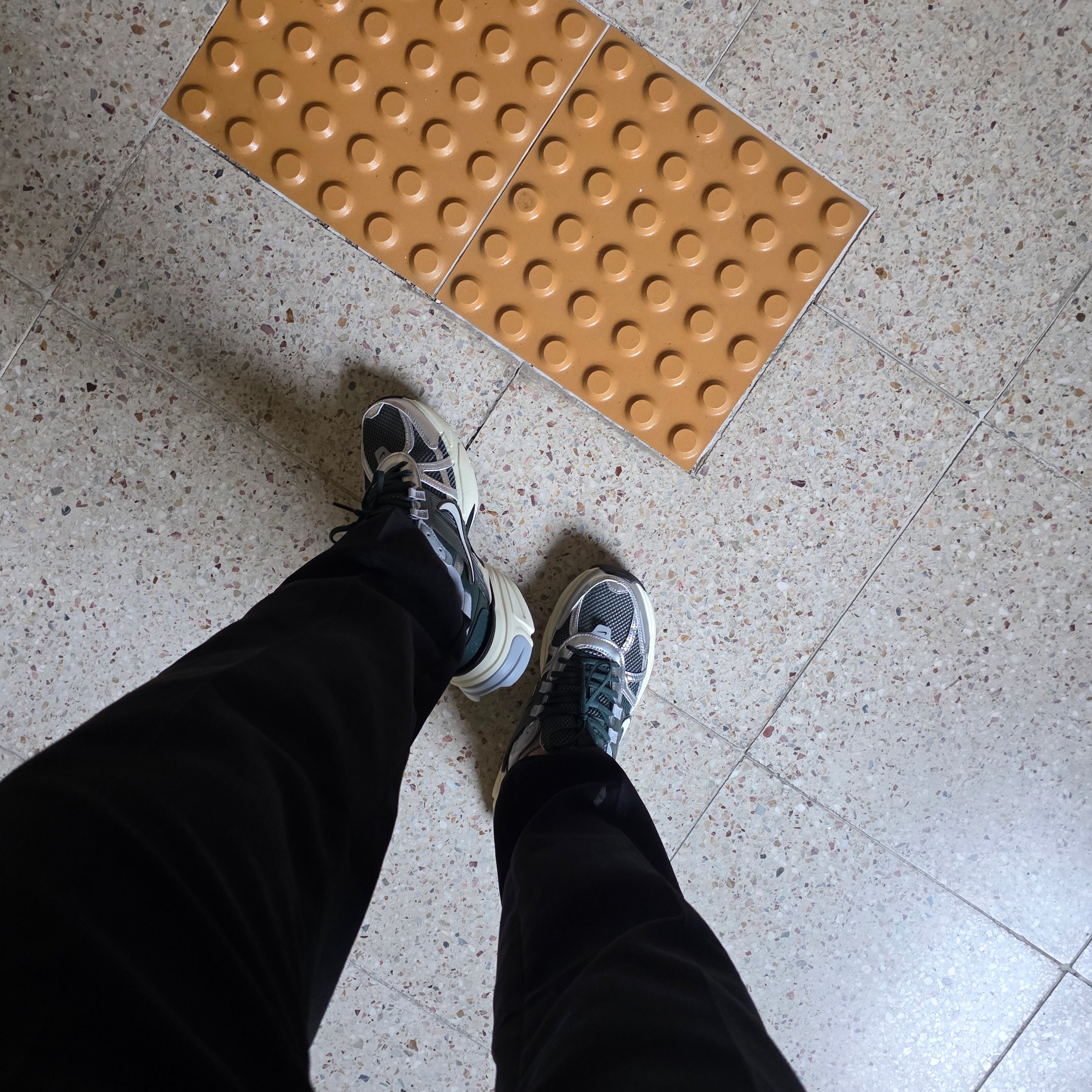 Nike V2K Run Vintage Green Mineral Spruce 착용 스타일