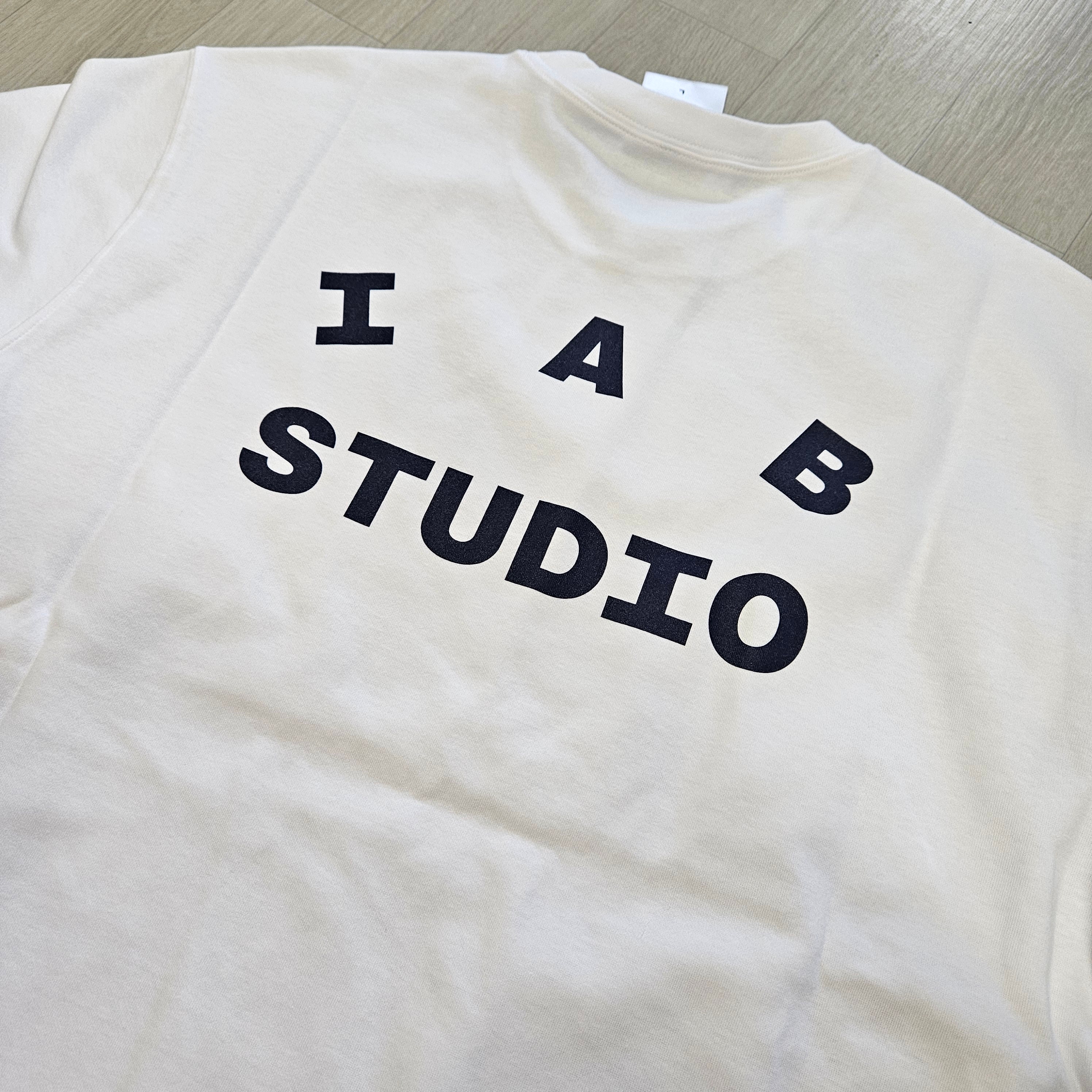 IAB Studio T-Shirt White Navy, IAB Studio T-Shirt White Navy - 22FW 착용 스타일 - 2