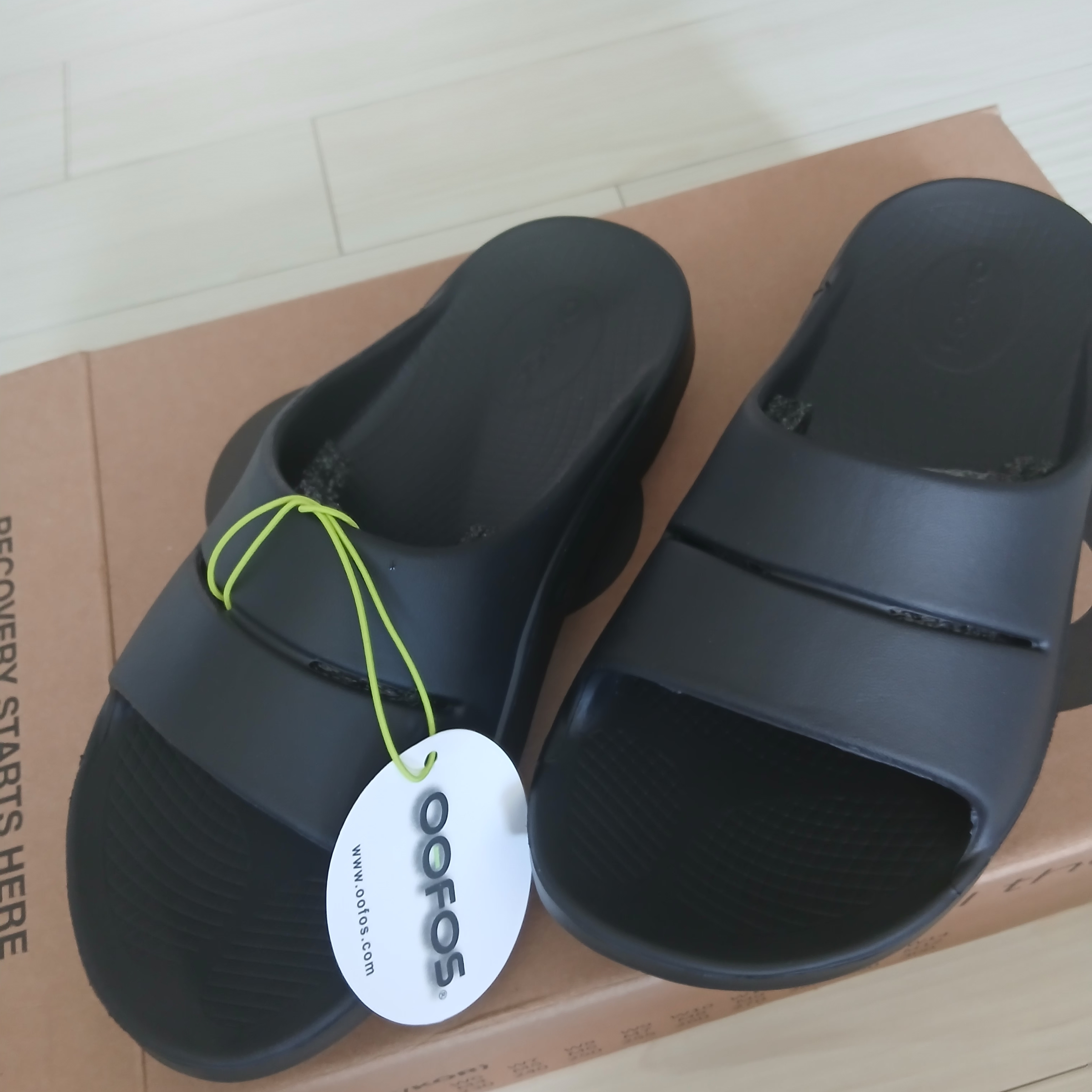 Oofos Ooahh Slide Black 착용 스타일 - 2
