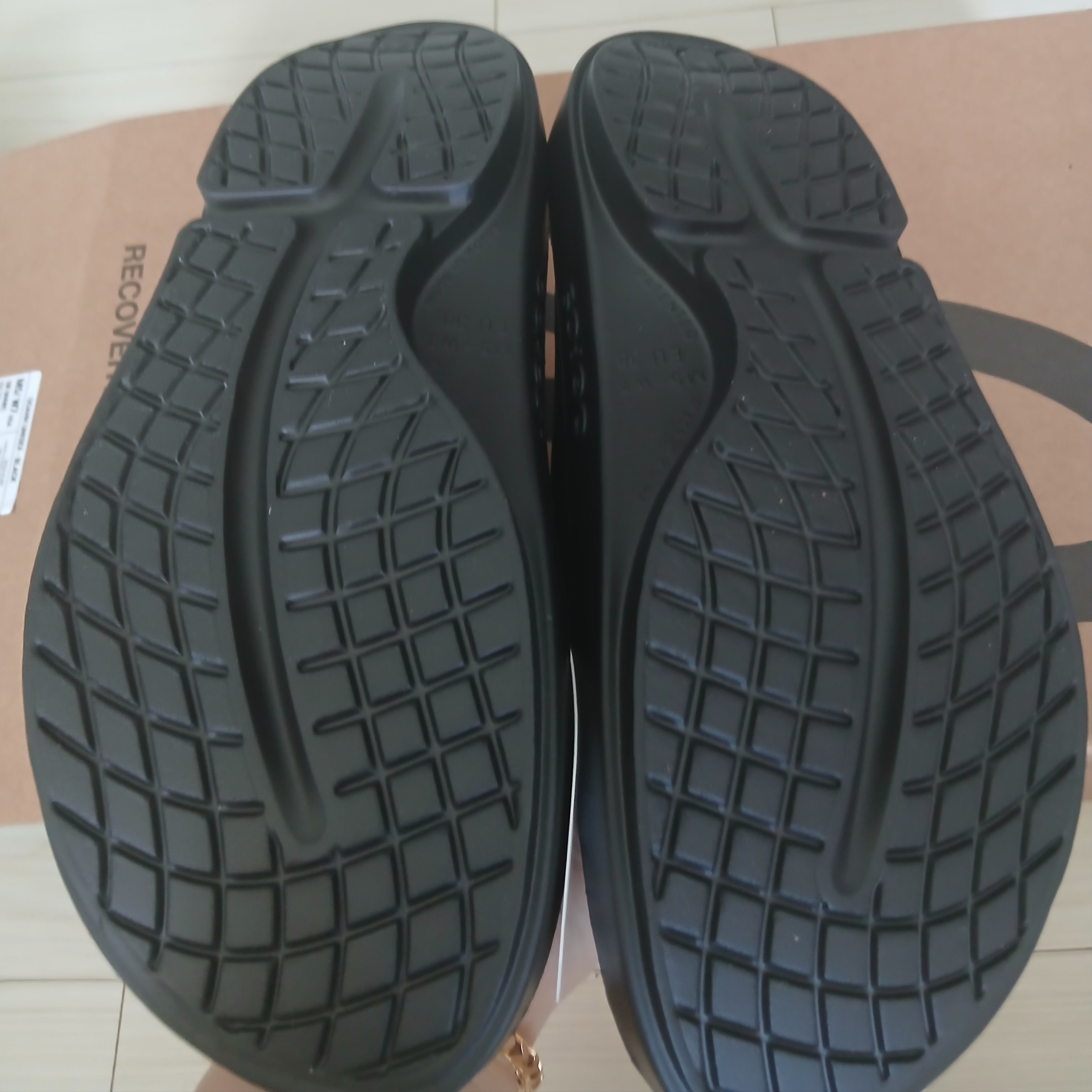 Oofos Ooahh Slide Black 착용 스타일 - 8