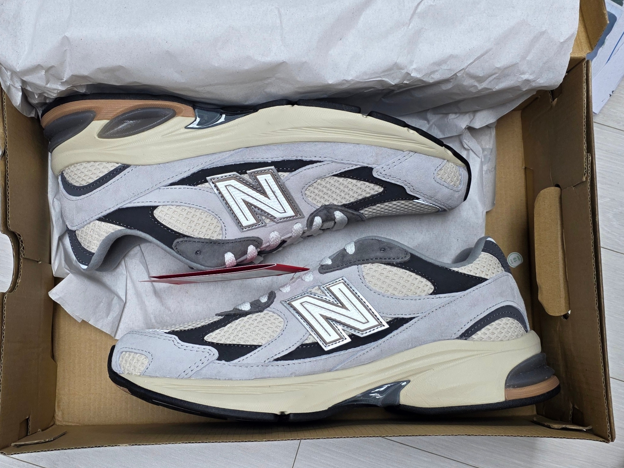 New Balance 2010 Brighton Grey Linen 착용 스타일 - 2