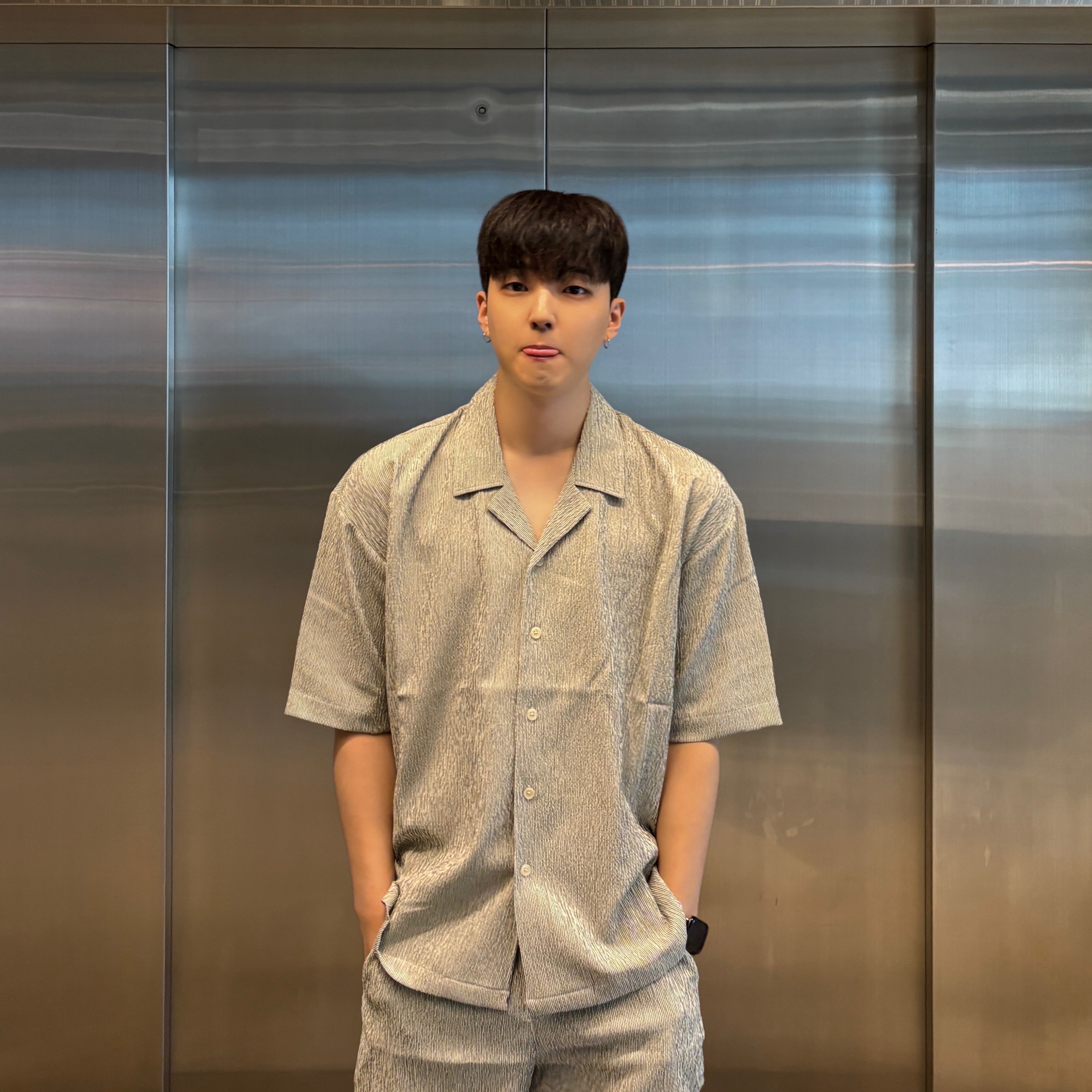AMOU Wrinkle Stripe Open Collar Half Shirts Black, AMOU Wrinkle Stripe Open Collar Half Shirts Red 착용 스타일 - 2