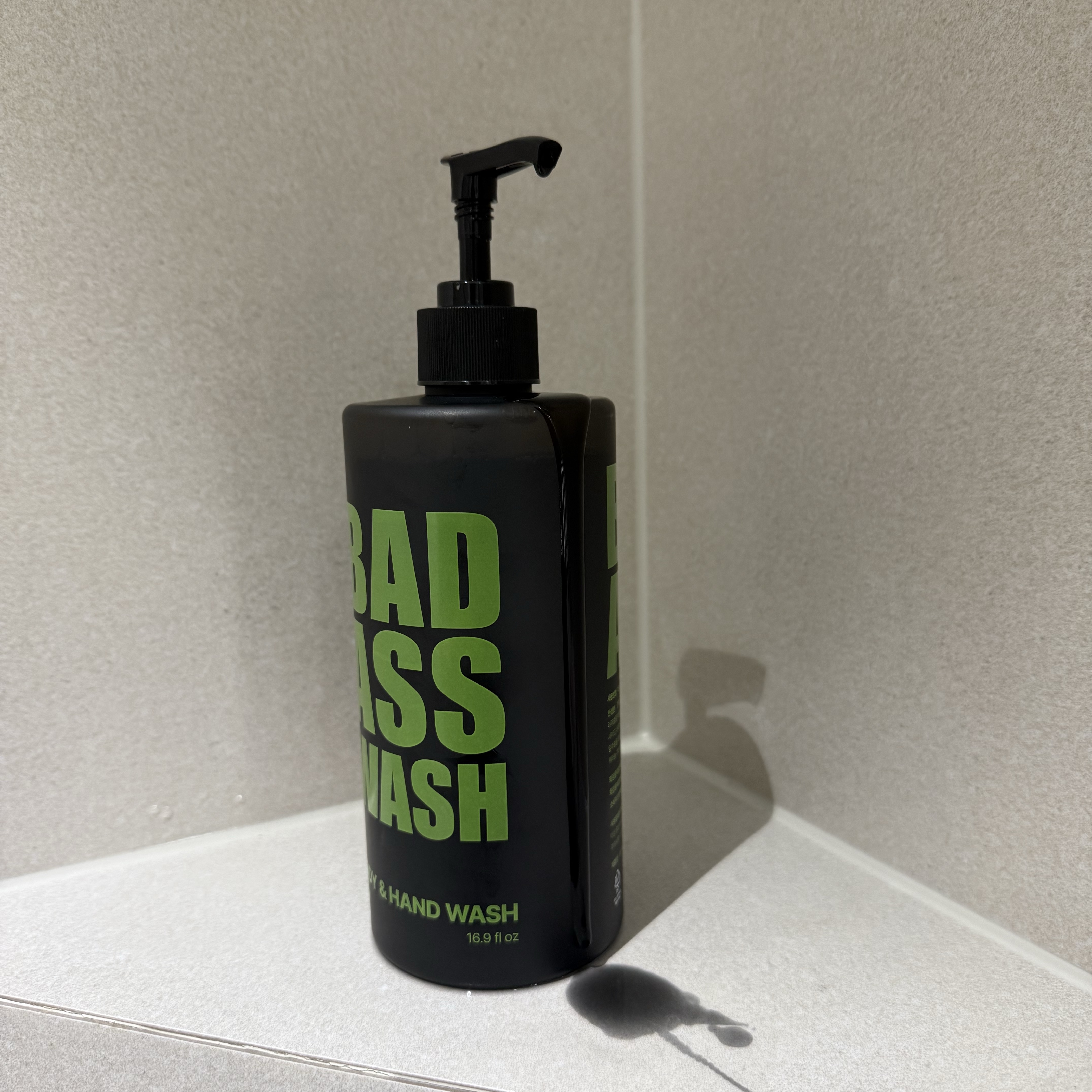 BAD ASS WASH Body & Hand Wash 착용 스타일 - 1