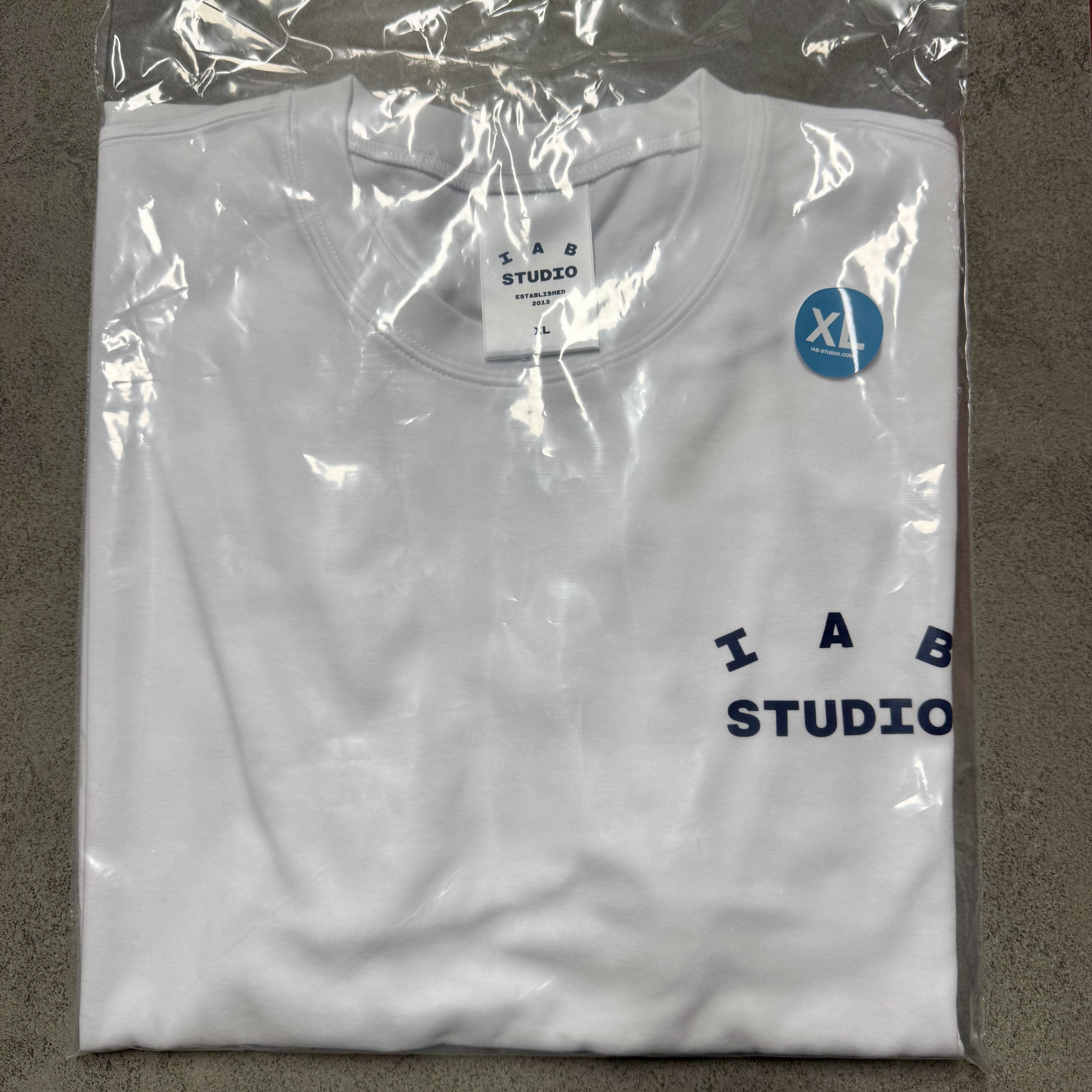 IAB Studio T-Shirt White Navy 착용 스타일