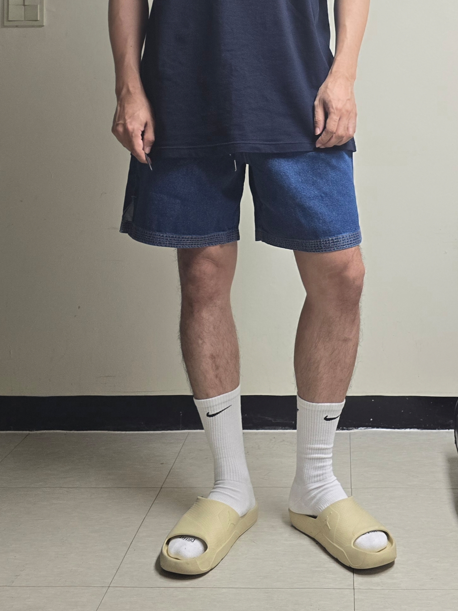 IAB Studio Denim Shorts Deep Blue 착용 스타일 - 2