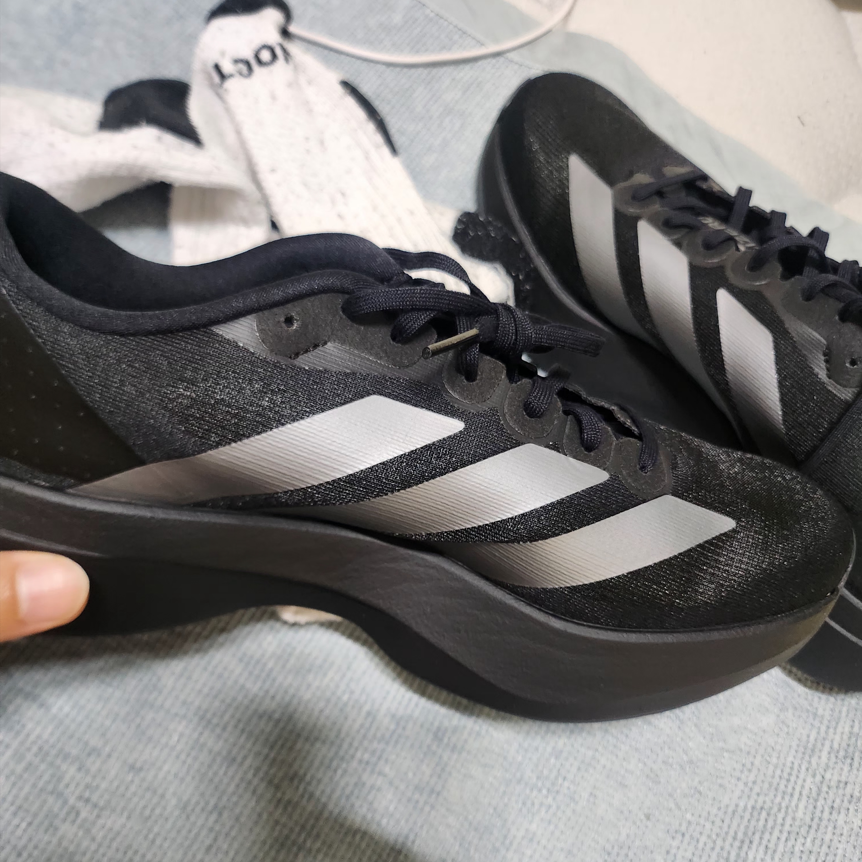 Adidas Adizero EVO SL Core Black Iron Metallic 착용 스타일