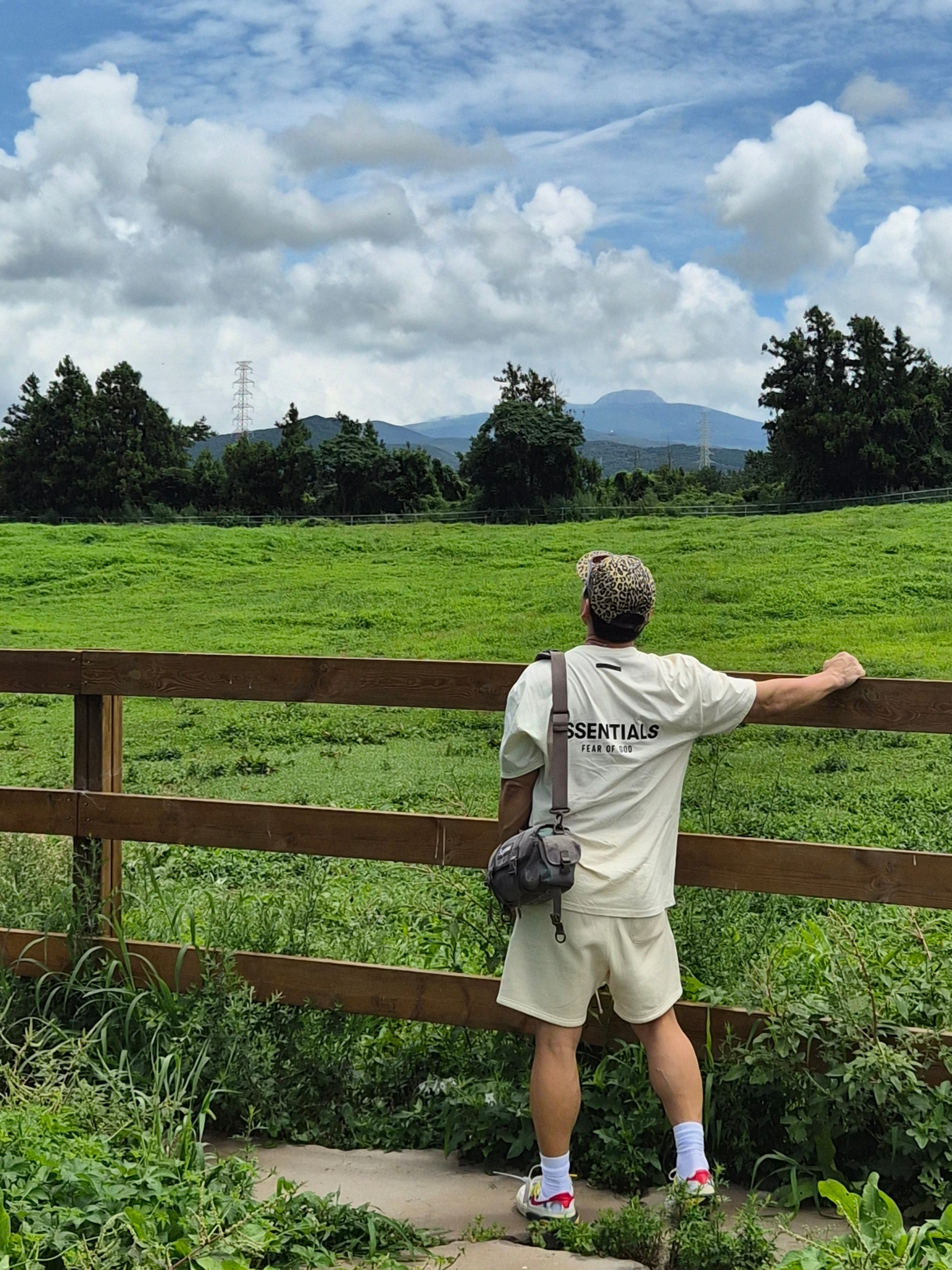 Supreme Washed Chino Twill Camp Cap Leopard - 23FW, Supreme Mini Duffle Bag Woodland Camo - 24SS 착용 스타일 - 2