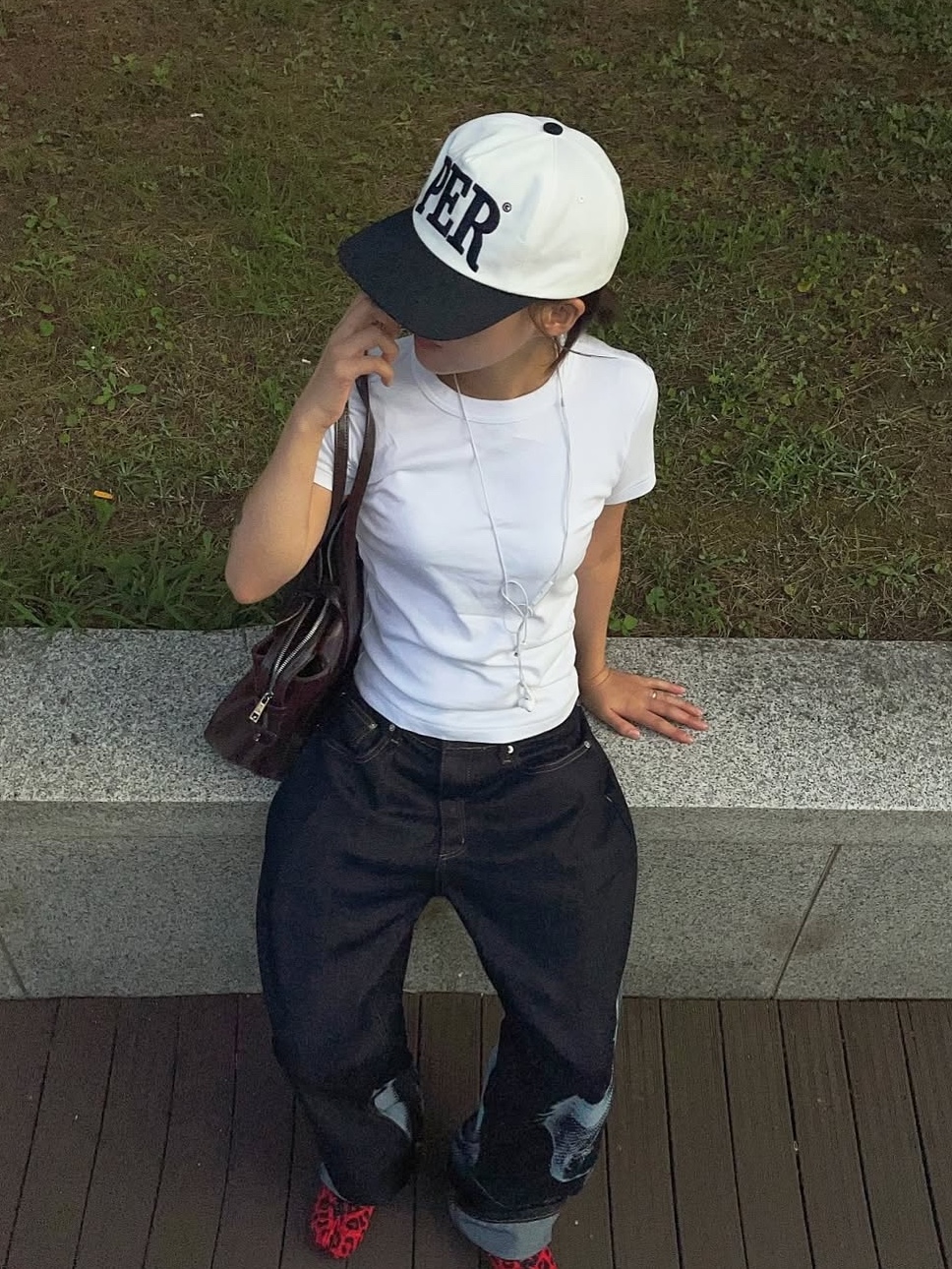 Permanent Archive 5-Panel PER Cap White & Navy 착용 스타일 - 1
