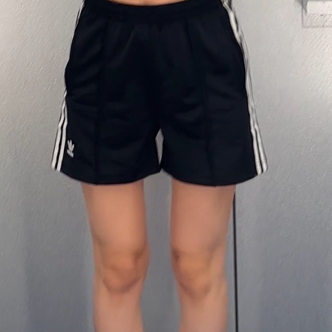 (W) Adidas Firebird Shorts Black - KR Sizing 착용 스타일