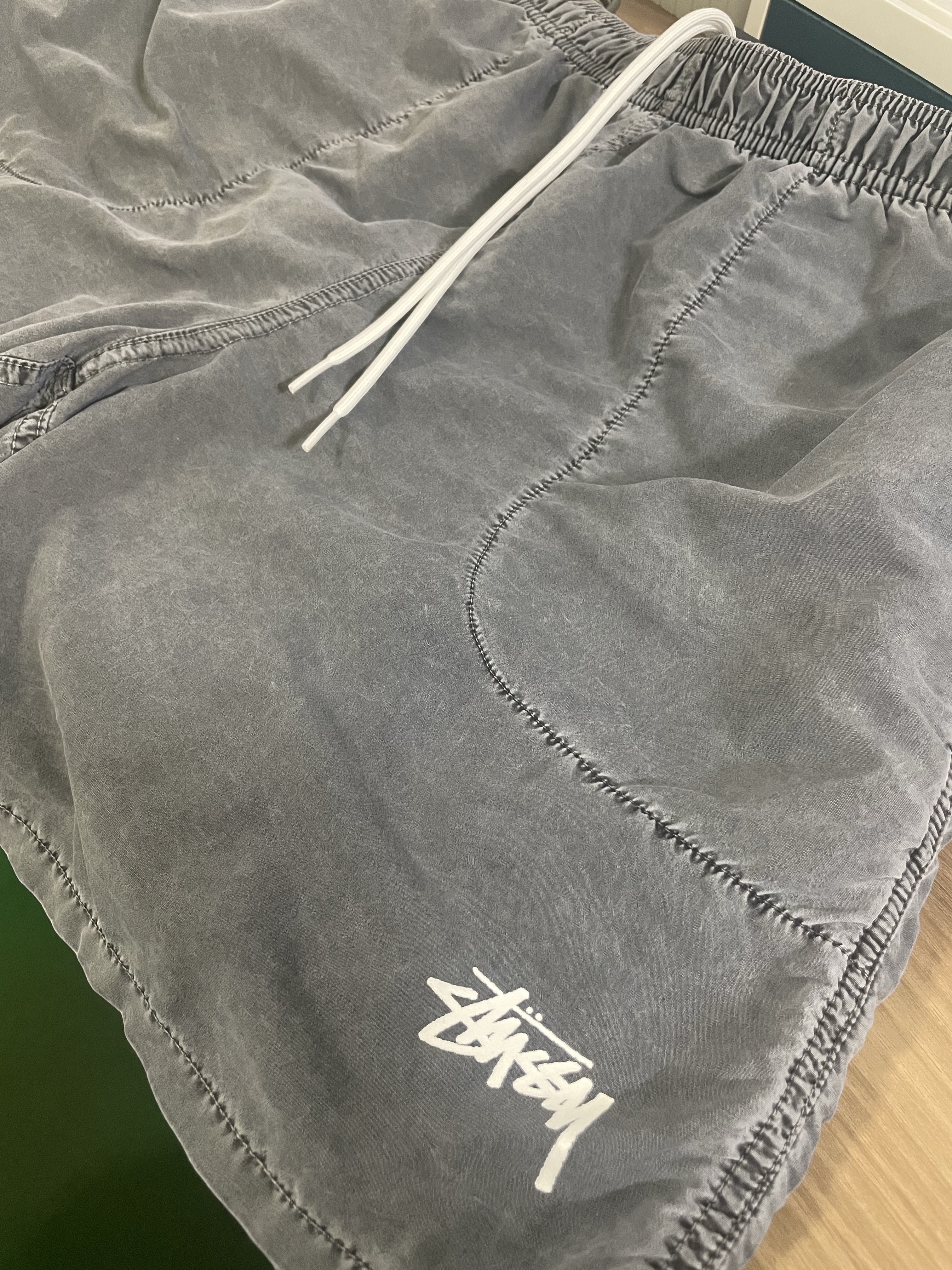 Stussy Stock Water Pigment Short Charcoal 착용 스타일