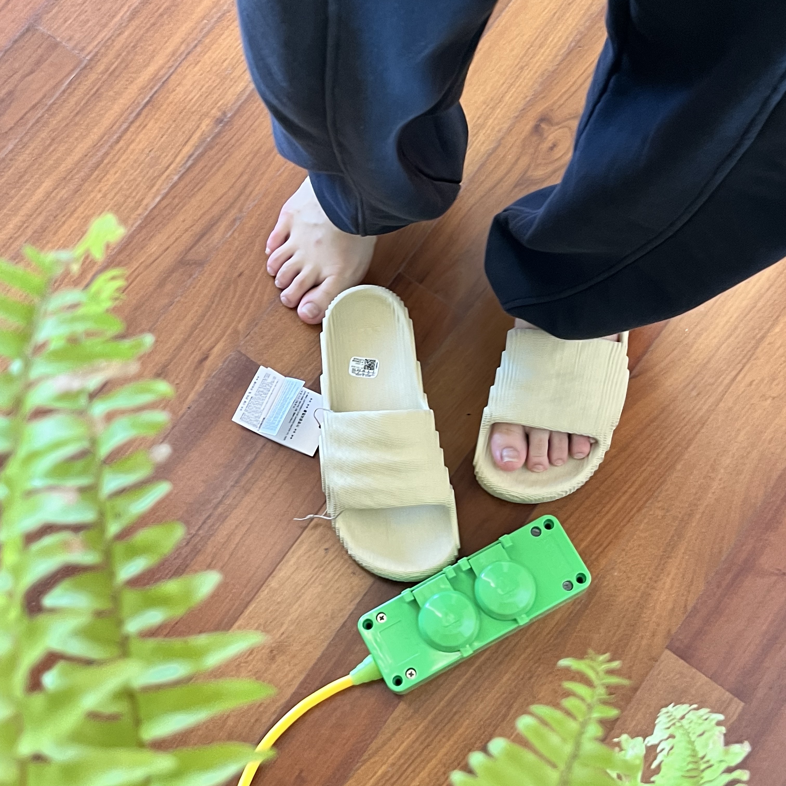 Adidas Adilette 22 Desert Sand 착용 스타일 - 1