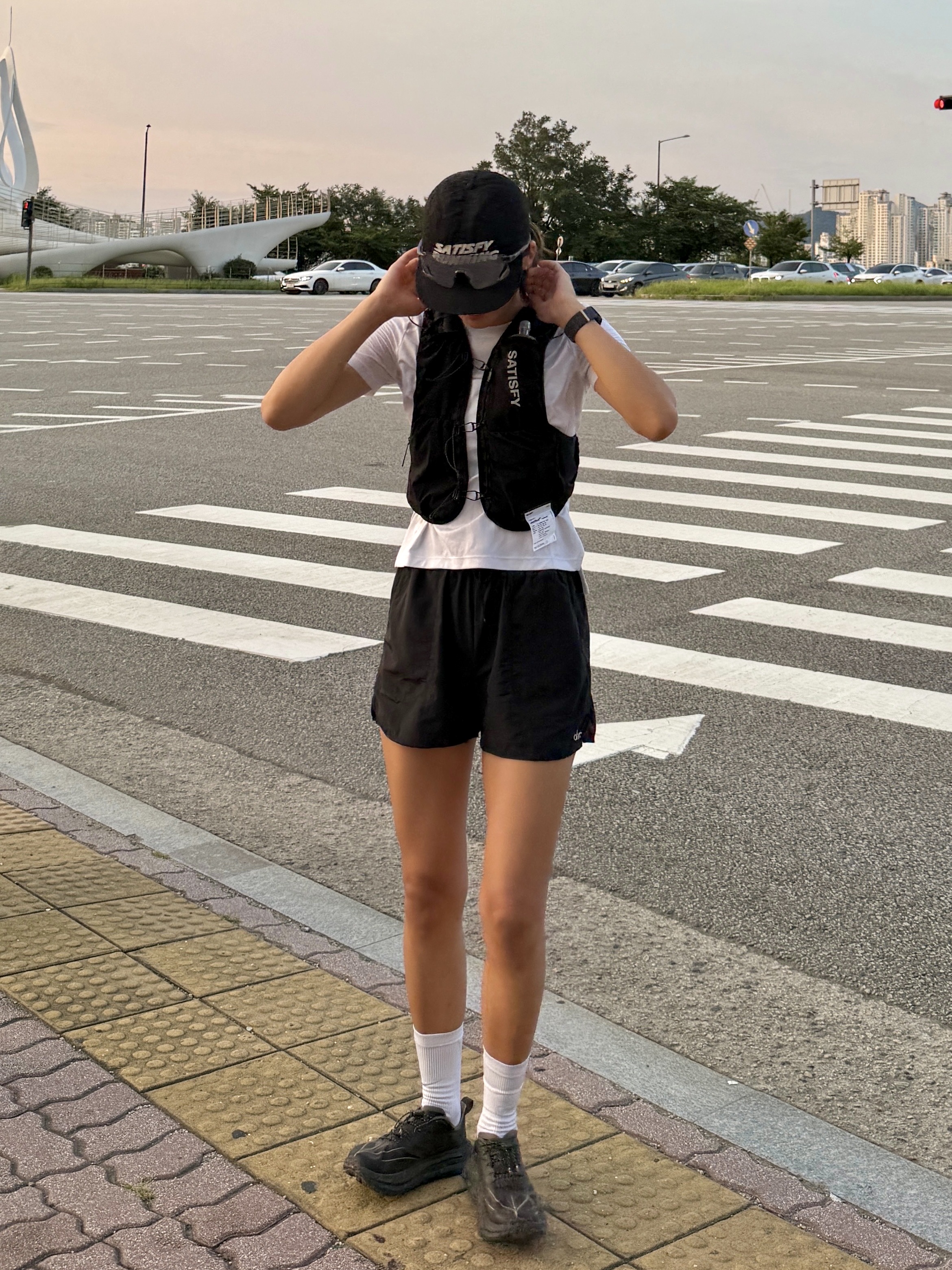 Satisfy Justice Cordura 5L Hydration Vest Black, Satisfy Flitesilk Running Cap Black 착용 스타일 - 7
