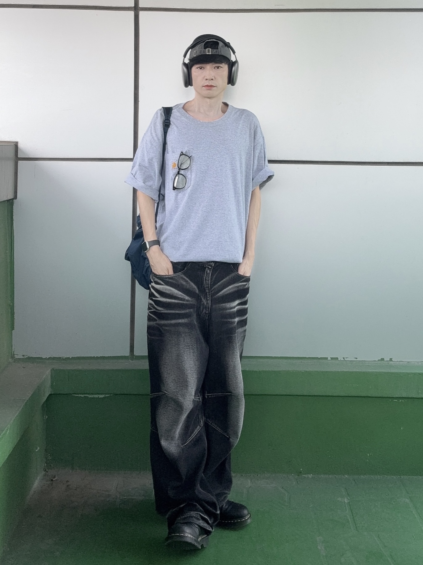 Dr. Martens 1461 Ambassador Black, BLR Embossed Wave Washing Wide Denim Pants Black 착용 스타일 - 6