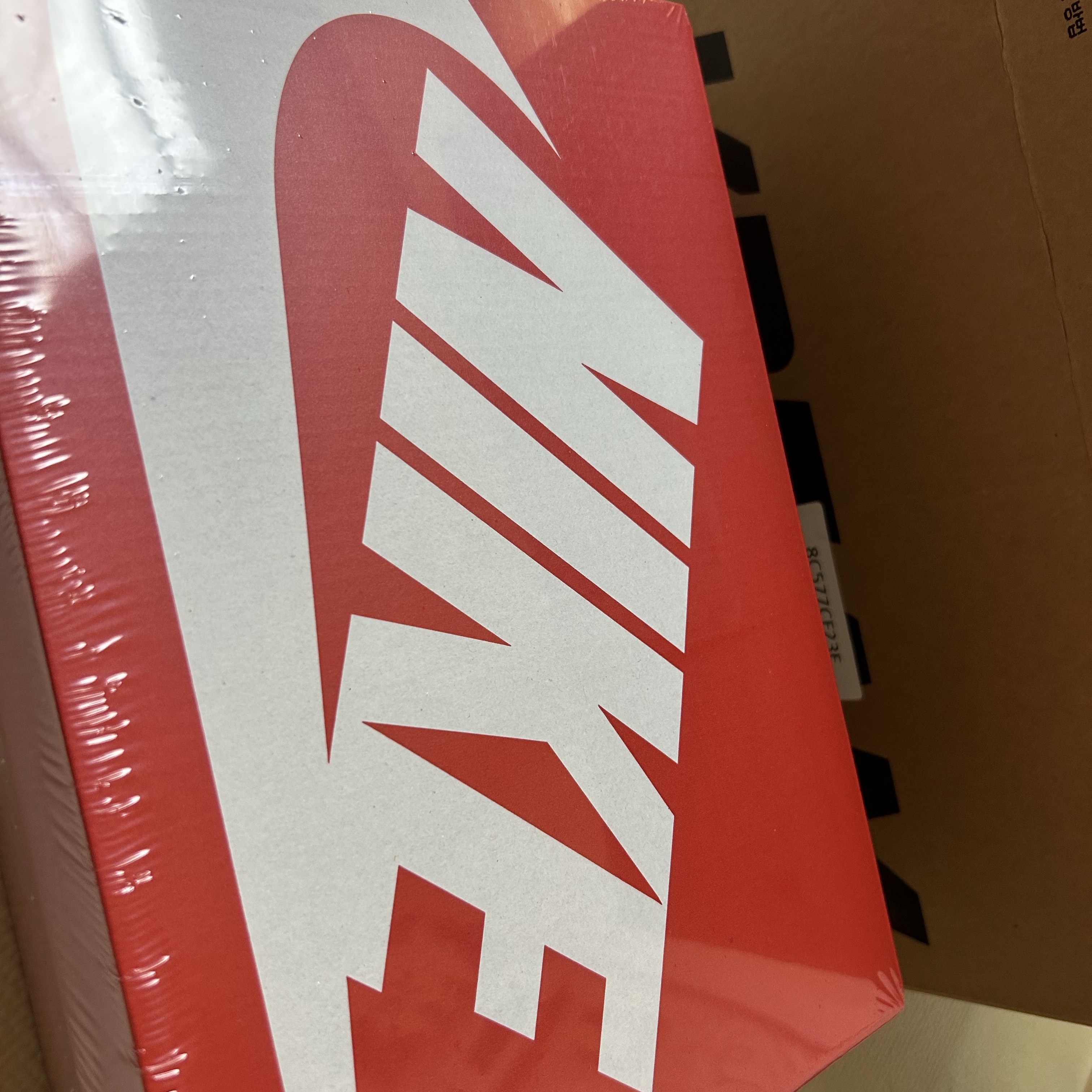 Nike V2K Run Light Orewood Brown Khaki 착용 스타일 - 1