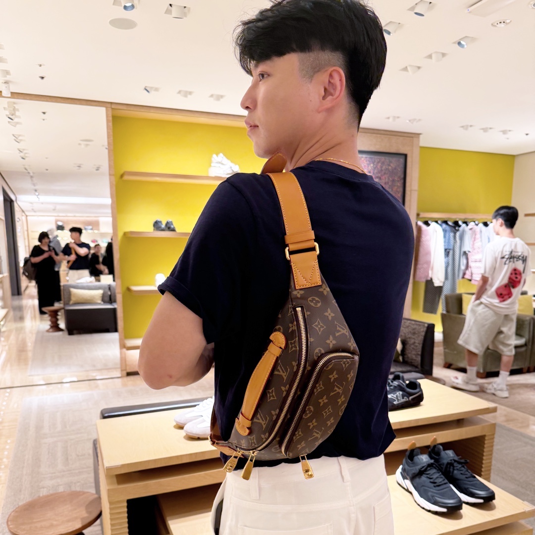 Louis Vuitton Rush Bumbag Monogram Gold, Rolex Datejust 36mm 126234 Bright Blue Jubilee 착용 스타일 - 2