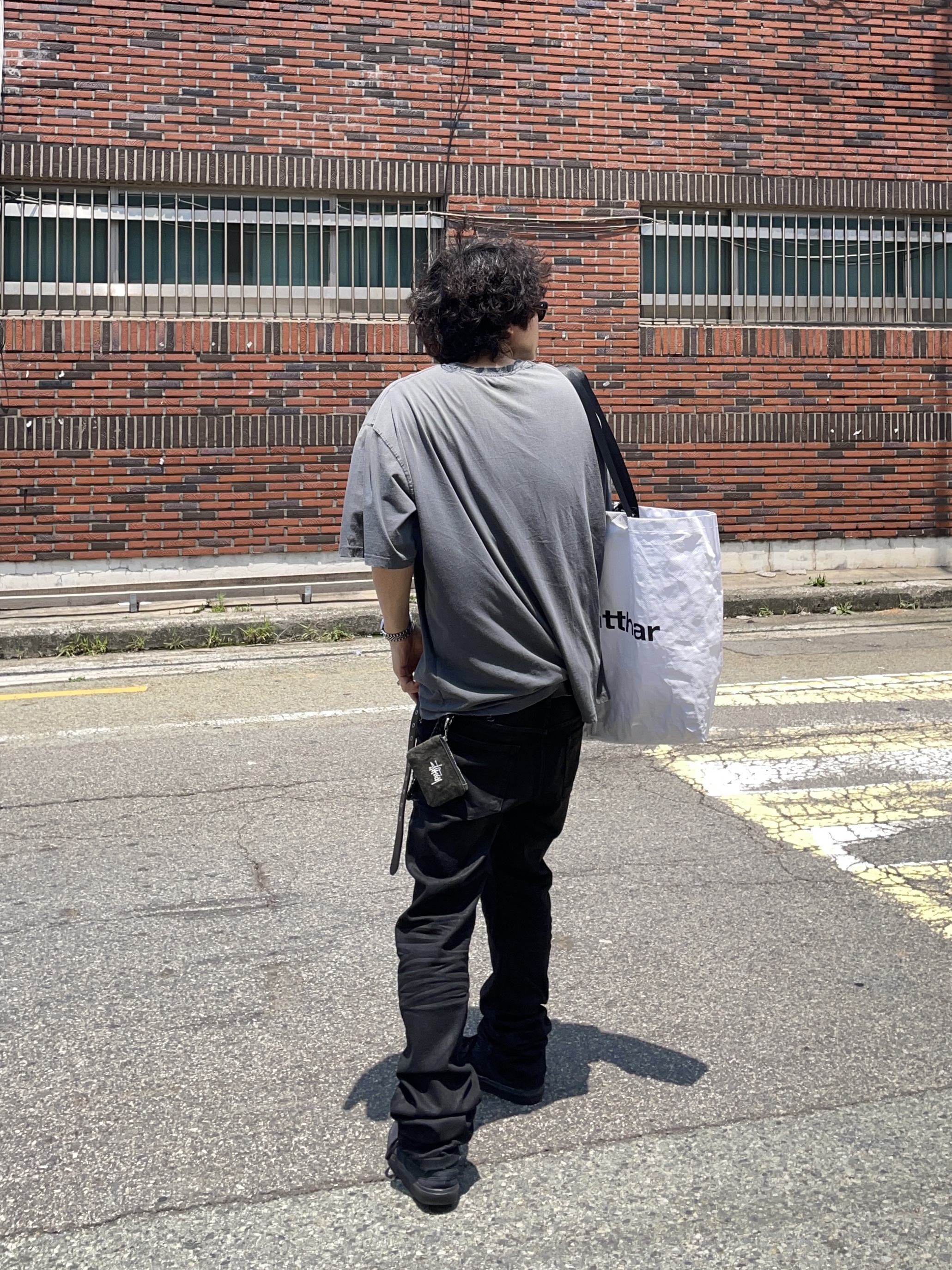 Undermycar Black Bold Chain Slim Straight Wax Coated Jeans Black, Stussy Canvas Coin Pouch Washed Black 착용 스타일 - 2