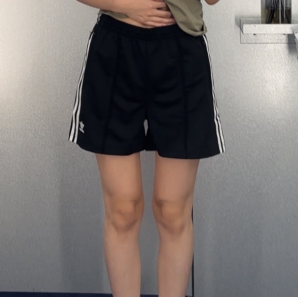 (W) Adidas Firebird Shorts Black - KR Sizing 착용 스타일