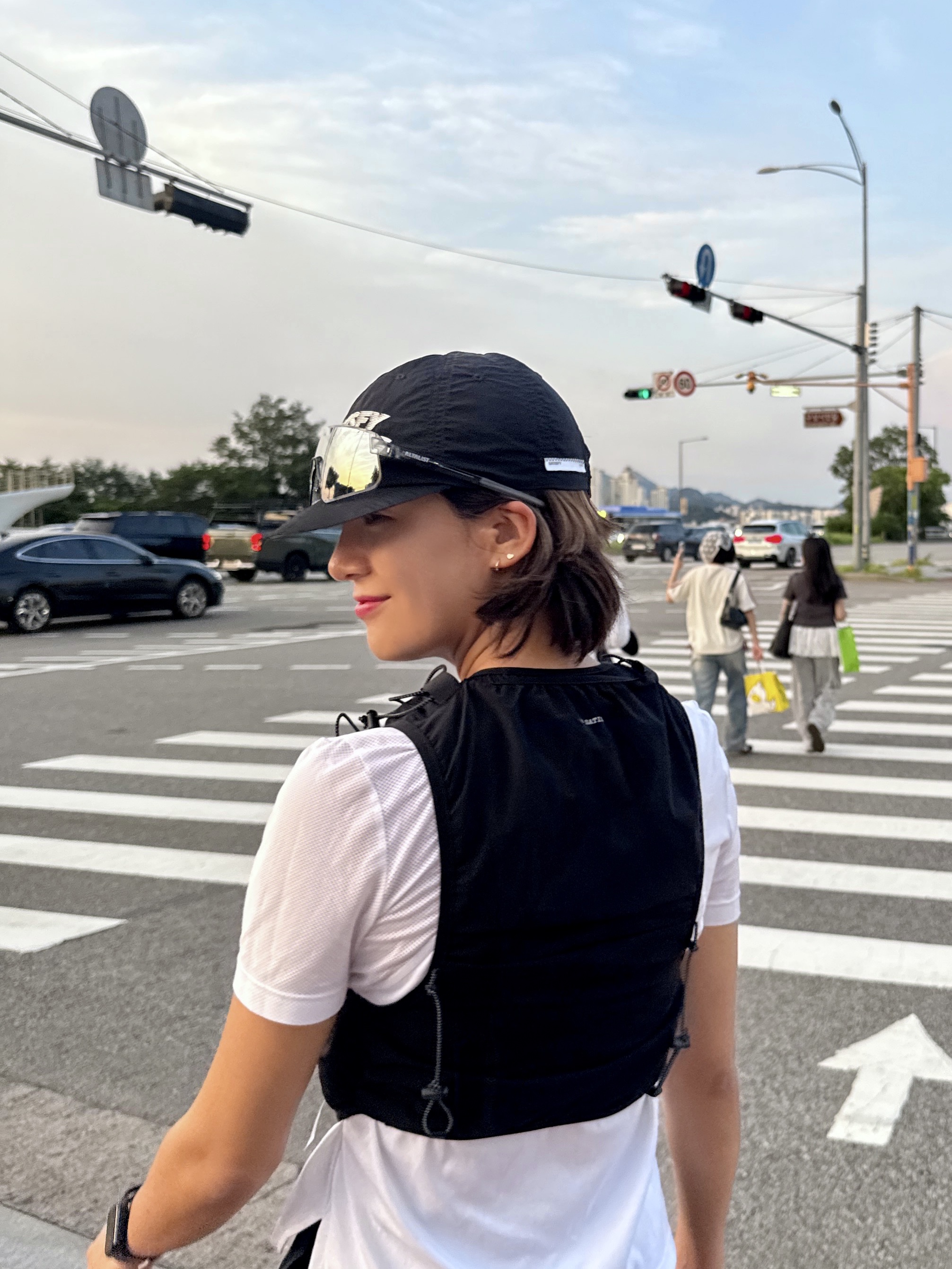 Satisfy Justice Cordura 5L Hydration Vest Black, Satisfy Flitesilk Running Cap Black 착용 스타일 - 9